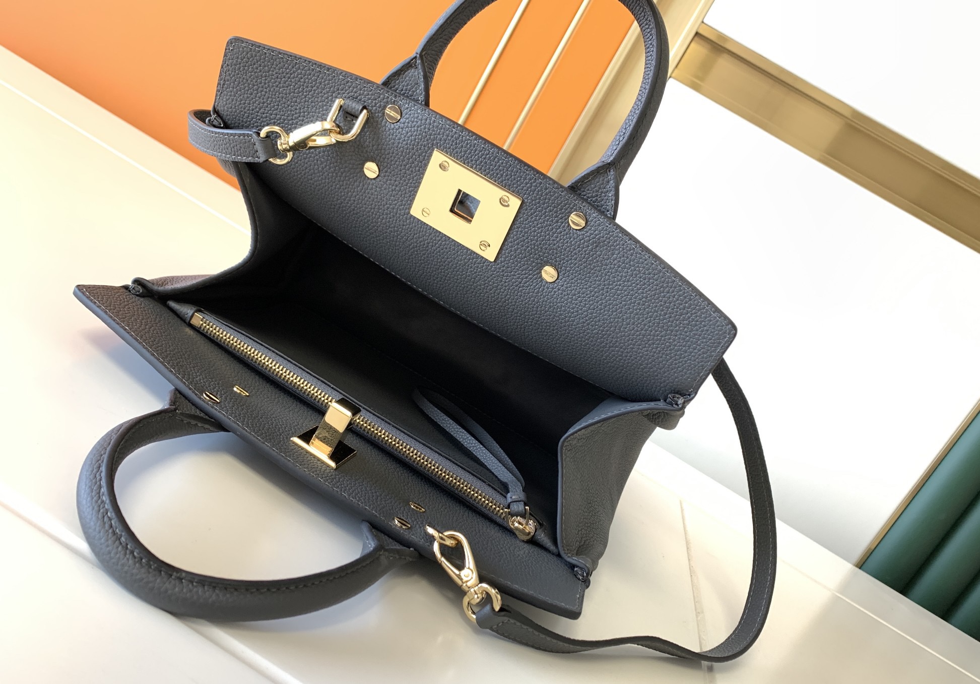 Ferragamo 살바토레 페라가모 FW2023 Gancini 잠금장치 토트백 9