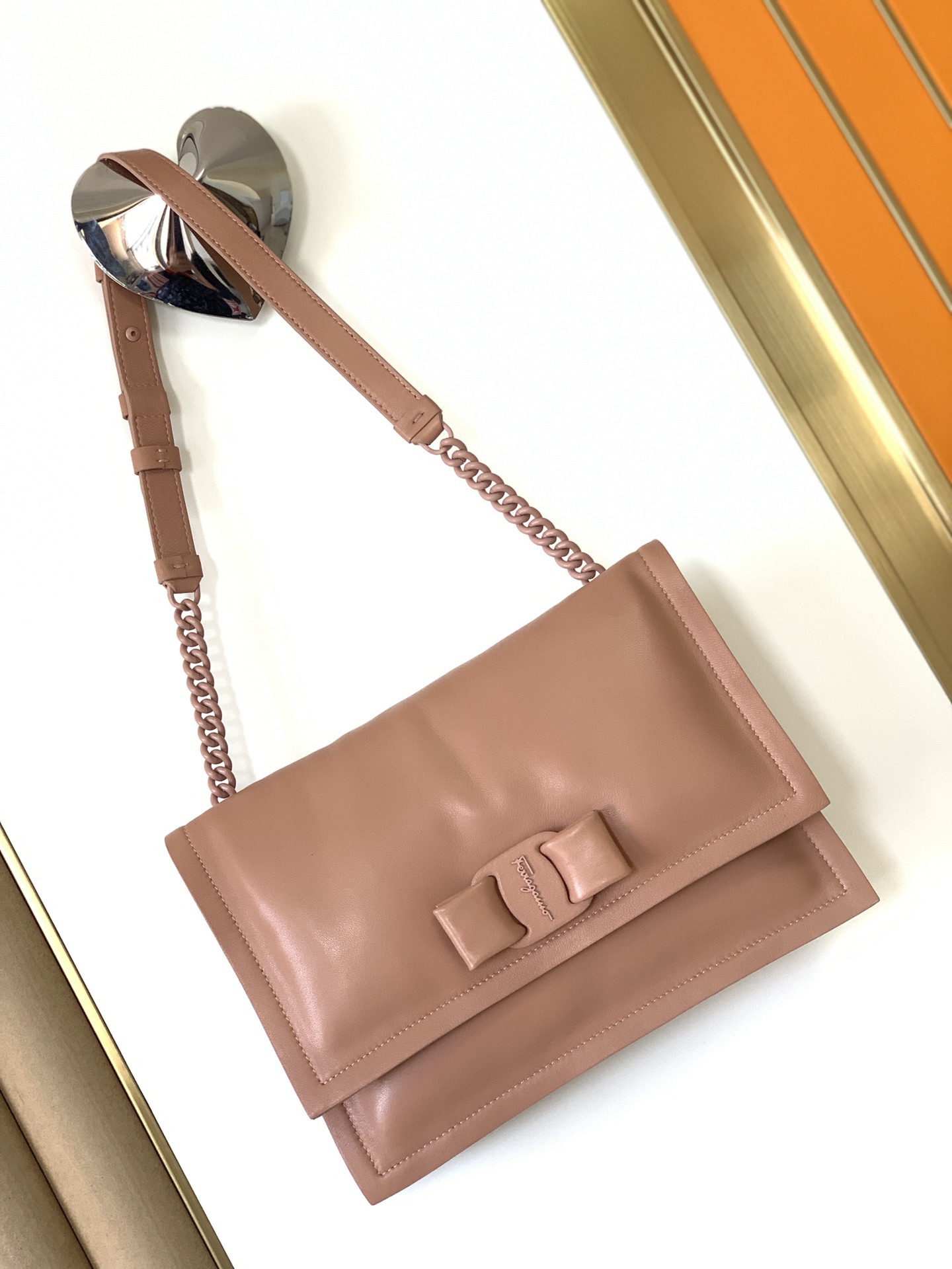 FERRAGAMO 살바토레 페라가모 FW2023 Vara 리본 장식 숄더백 5