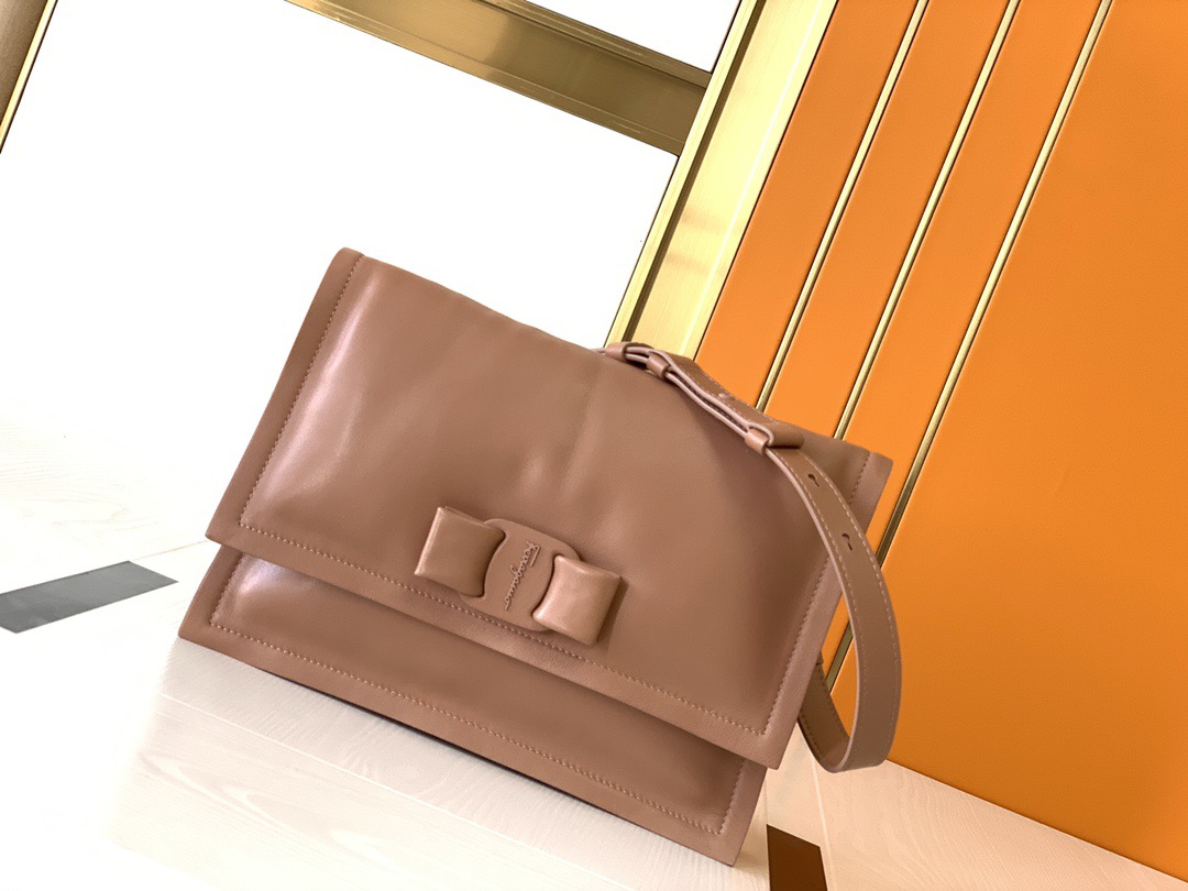 FERRAGAMO 살바토레 페라가모 FW2023 Vara 리본 장식 숄더백 6