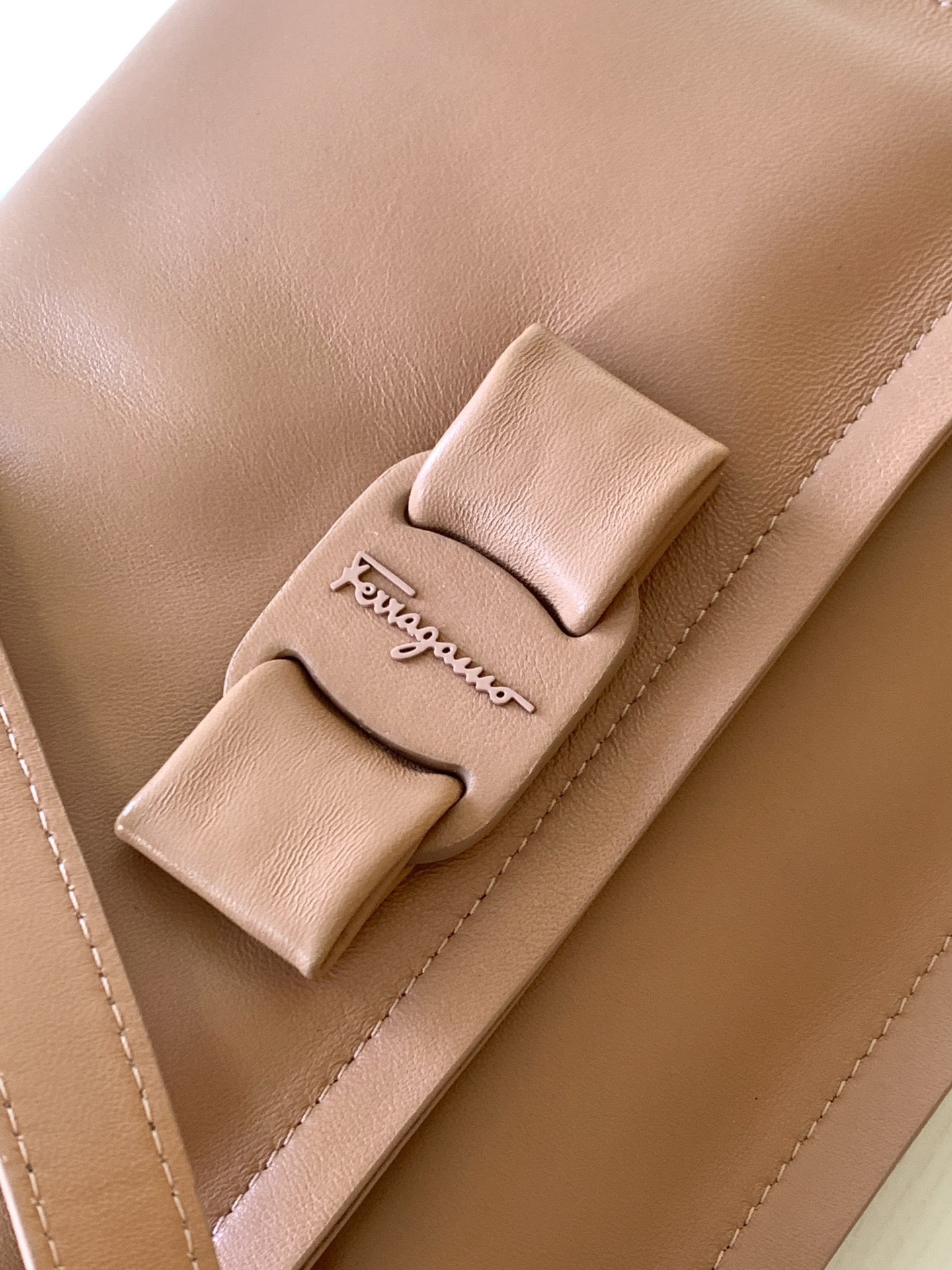 FERRAGAMO 살바토레 페라가모 FW2023 Vara 리본 장식 숄더백 7