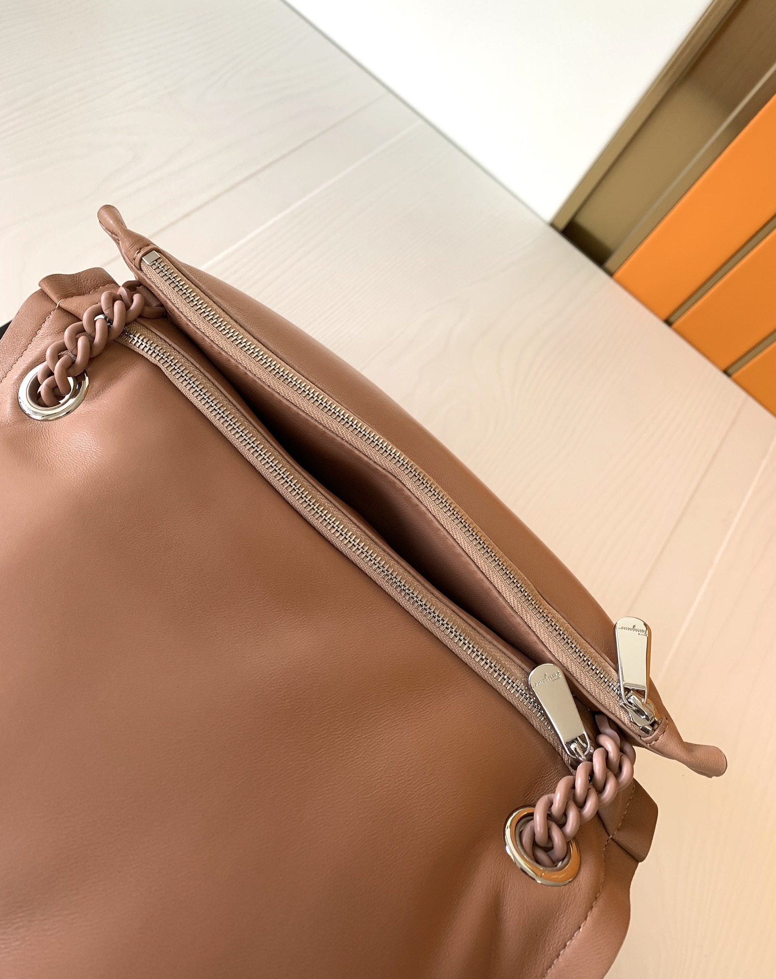 FERRAGAMO 살바토레 페라가모 FW2023 Vara 리본 장식 숄더백 9