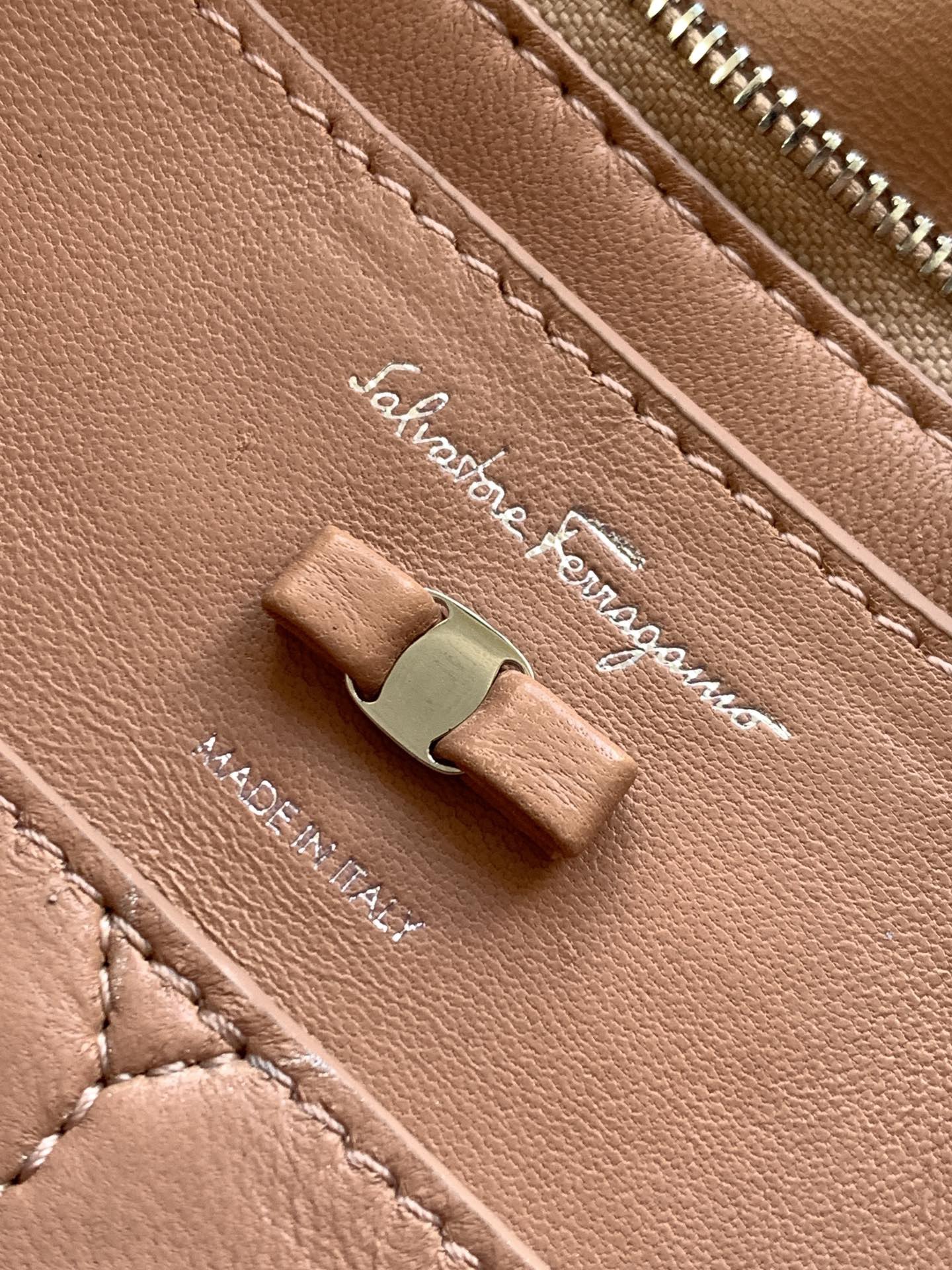 FERRAGAMO 살바토레 페라가모 FW2023 Vara 리본 장식 숄더백 10