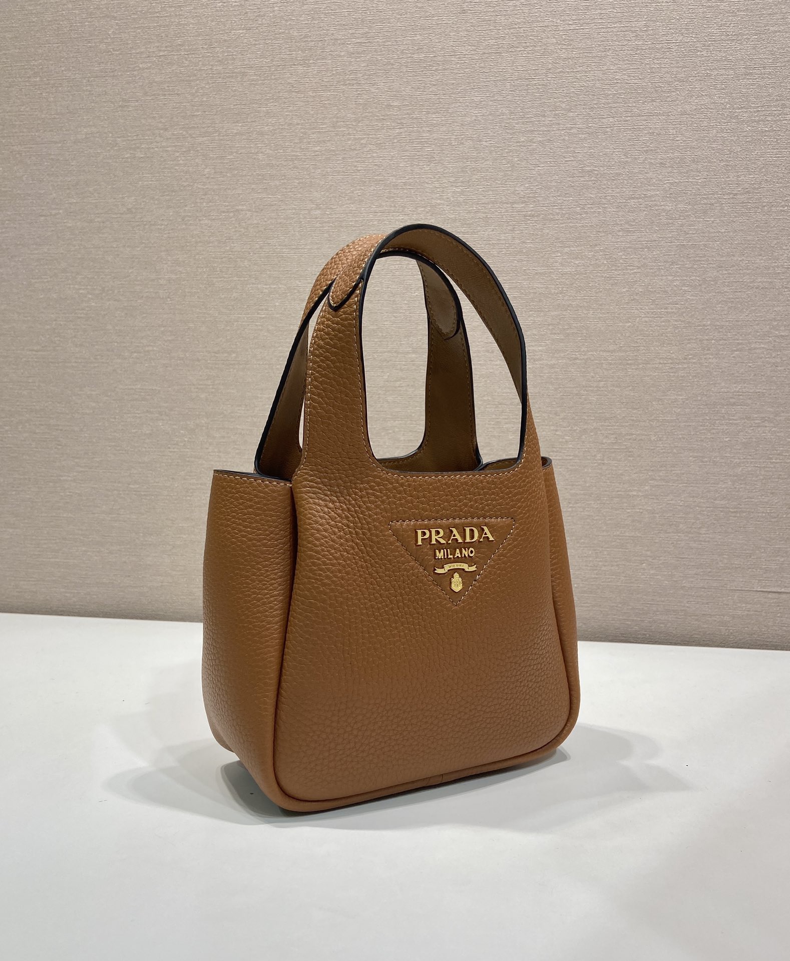 PRADA 프라다 FW2023 미니 사슴 가죽 토트백 6