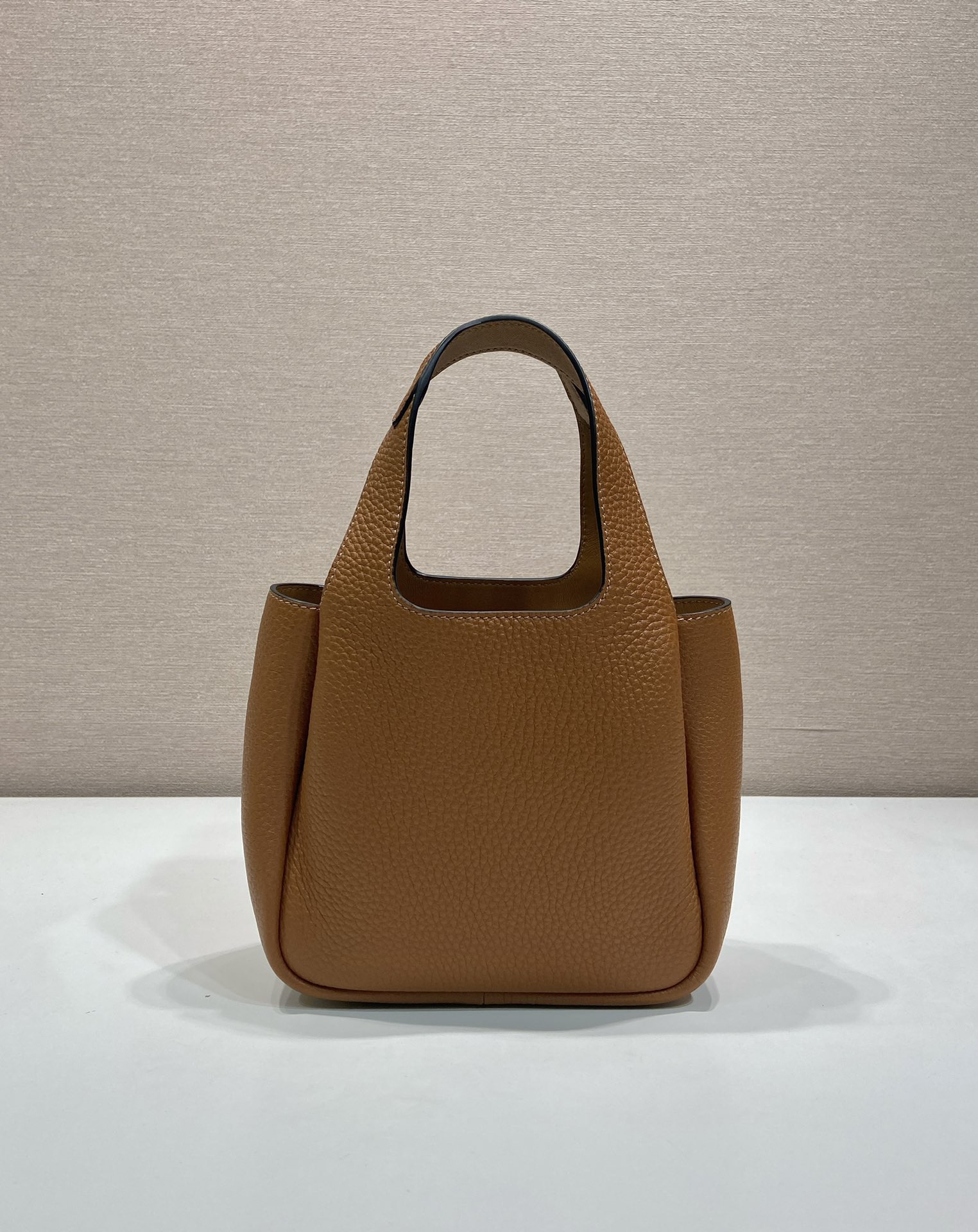 PRADA 프라다 FW2023 미니 사슴 가죽 토트백 7