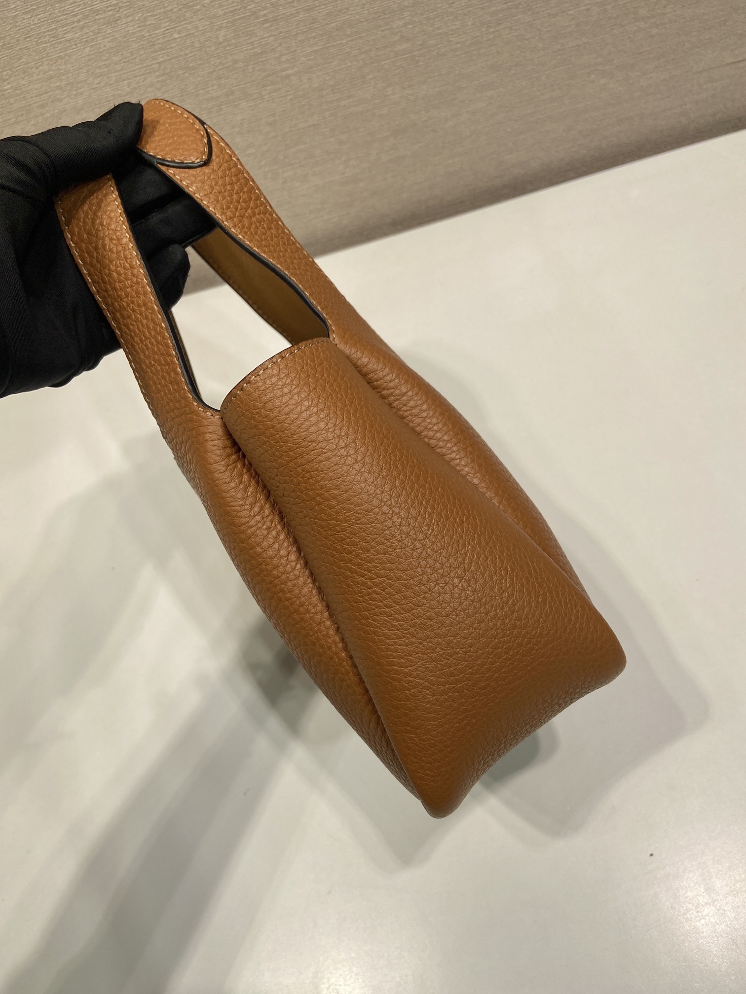 PRADA 프라다 FW2023 미니 사슴 가죽 토트백 8