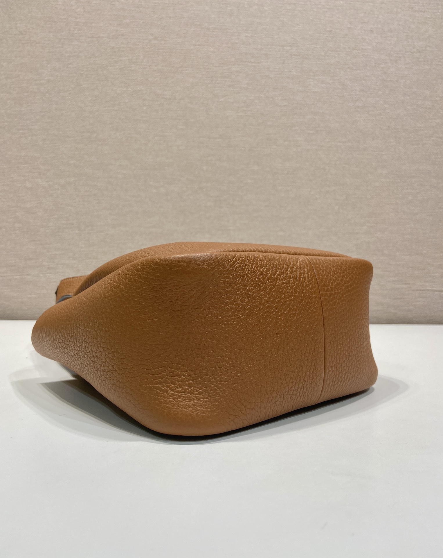 PRADA 프라다 FW2023 미니 사슴 가죽 토트백 9