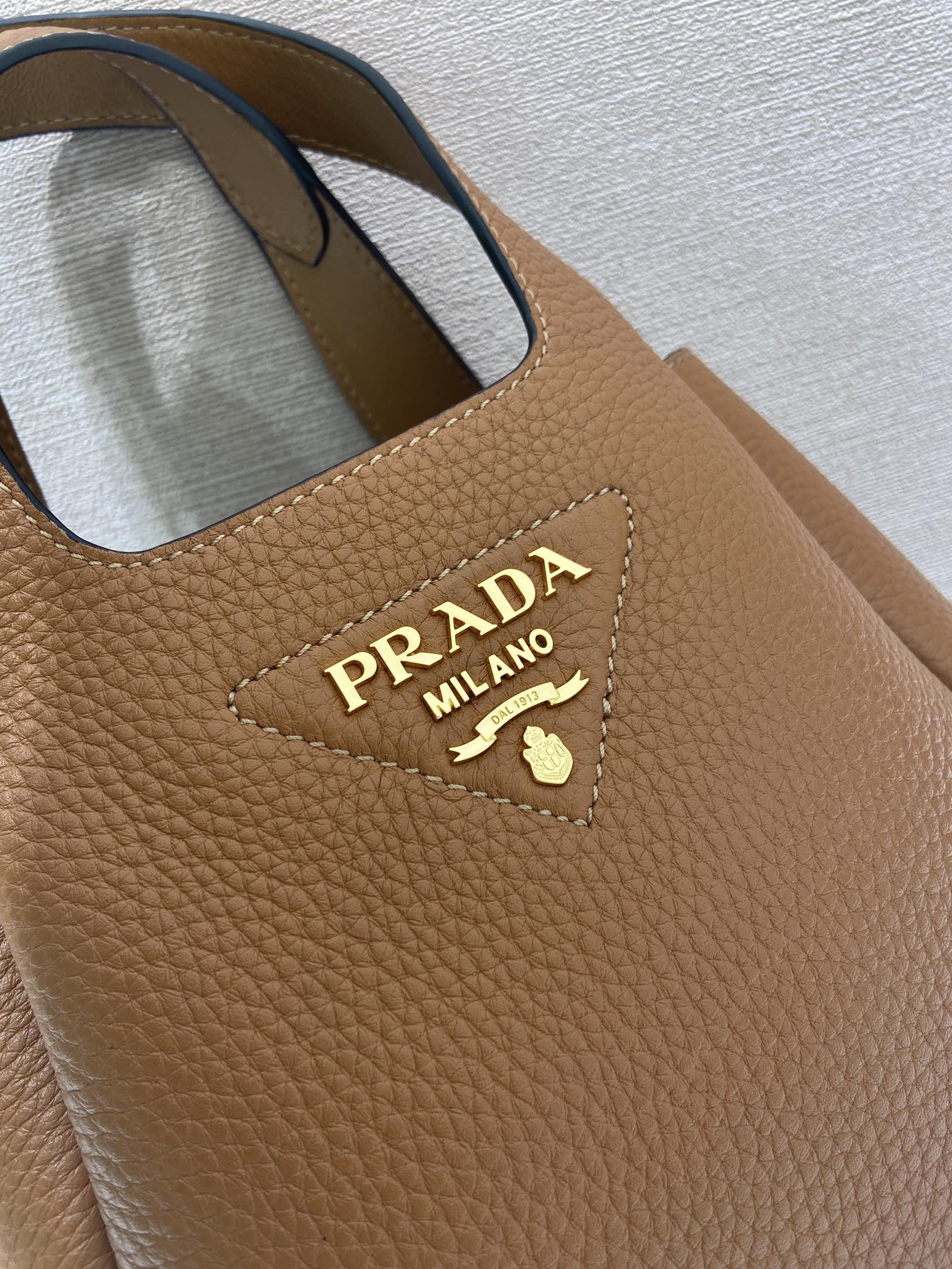 PRADA 프라다 FW2023 미니 사슴 가죽 토트백 10