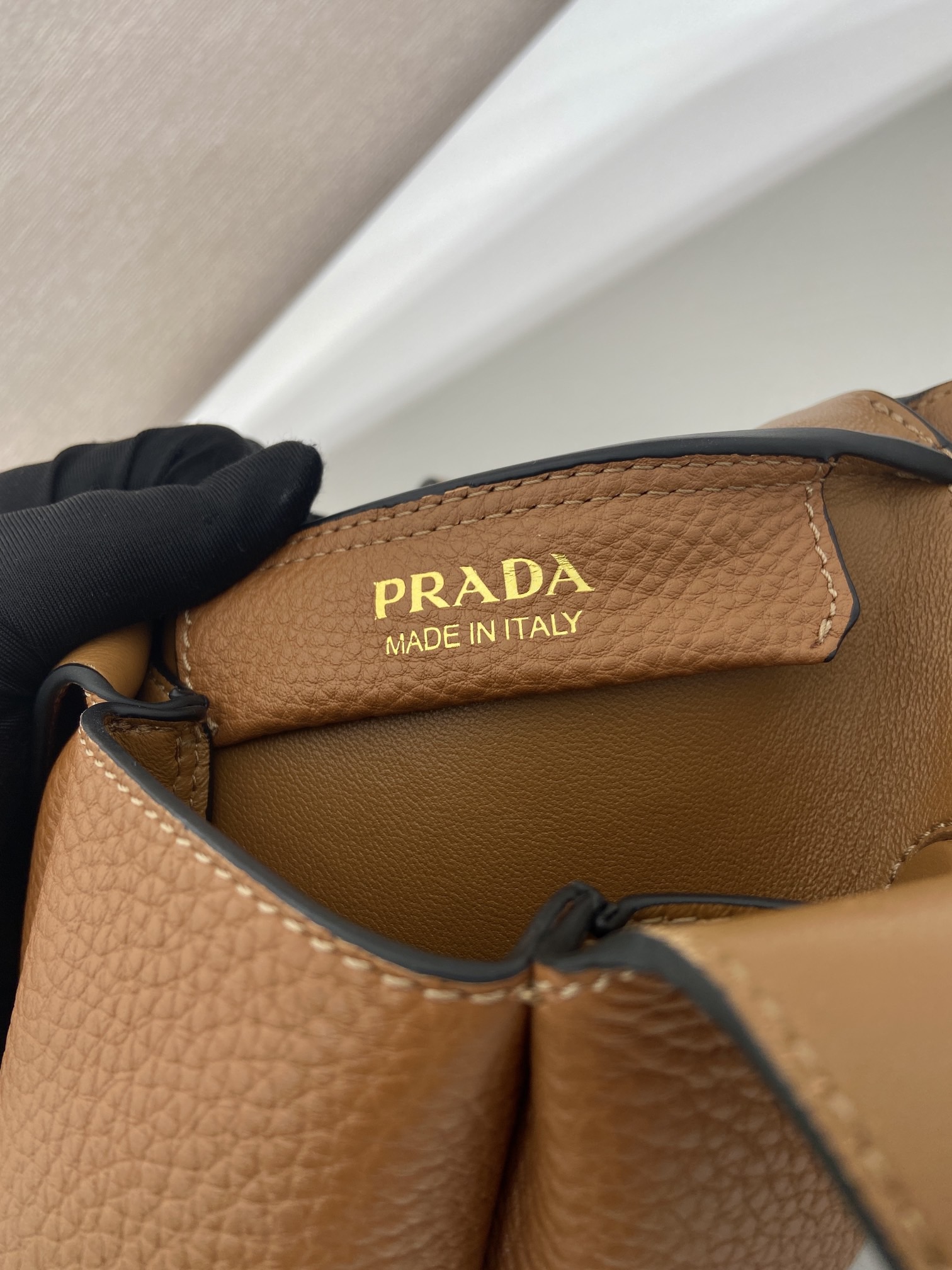 PRADA 프라다 FW2023 미니 사슴 가죽 토트백 12