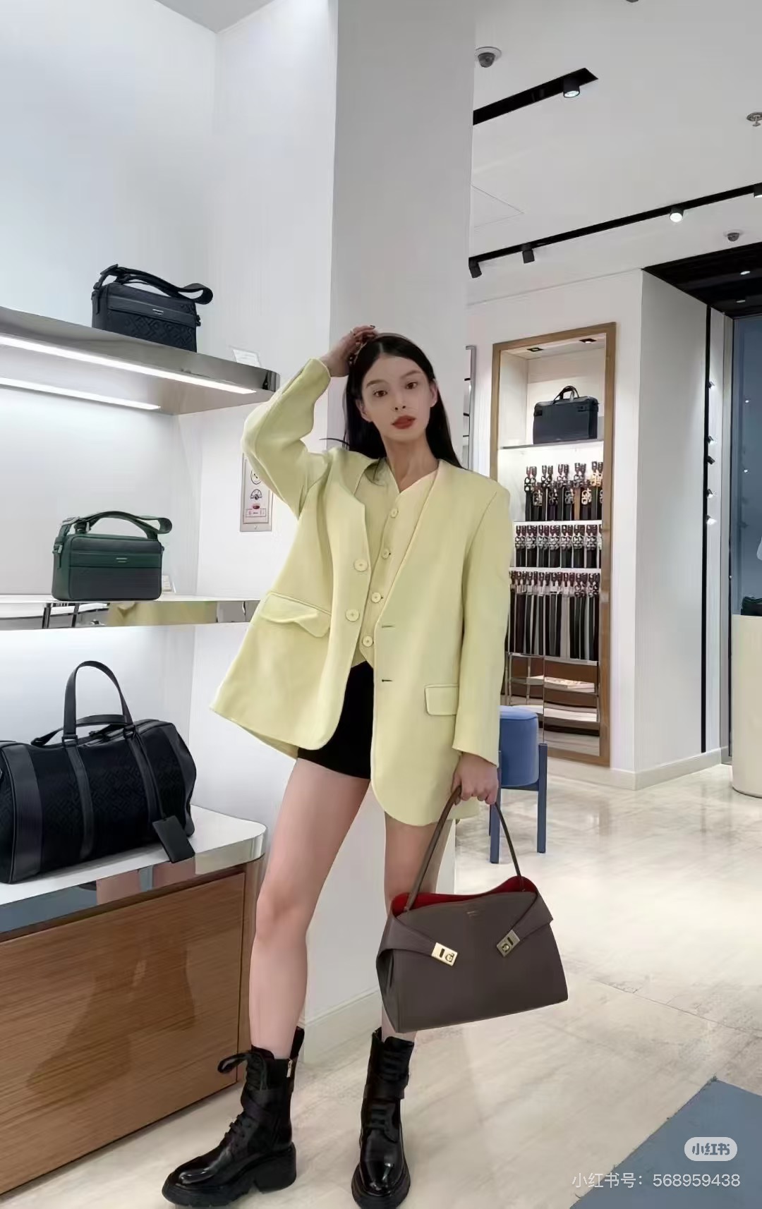 FERRAGAMO 페라가모 FW2023 Gancini 장식 중형 토트백 1