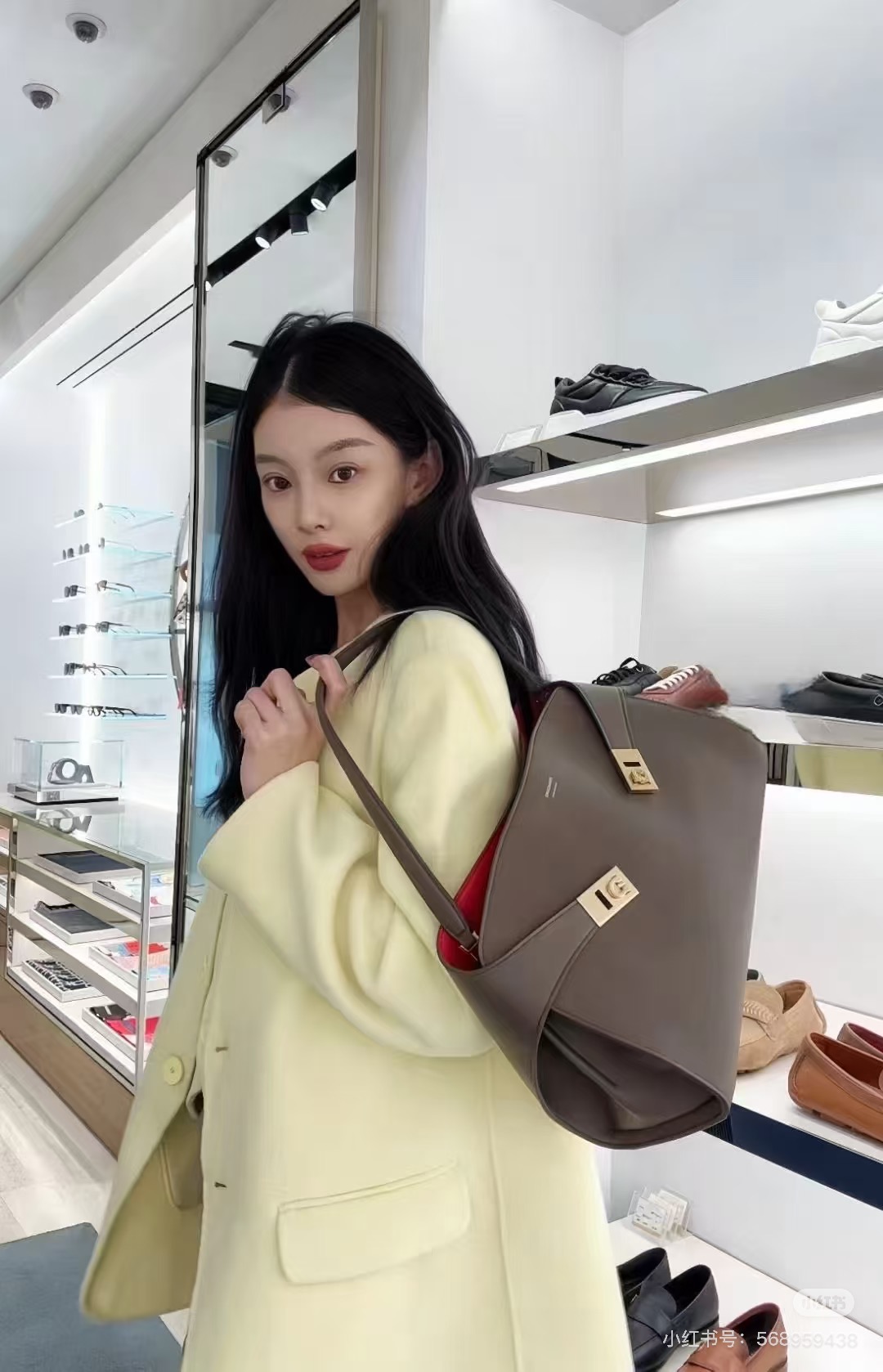 FERRAGAMO 페라가모 FW2023 Gancini 장식 중형 토트백 2