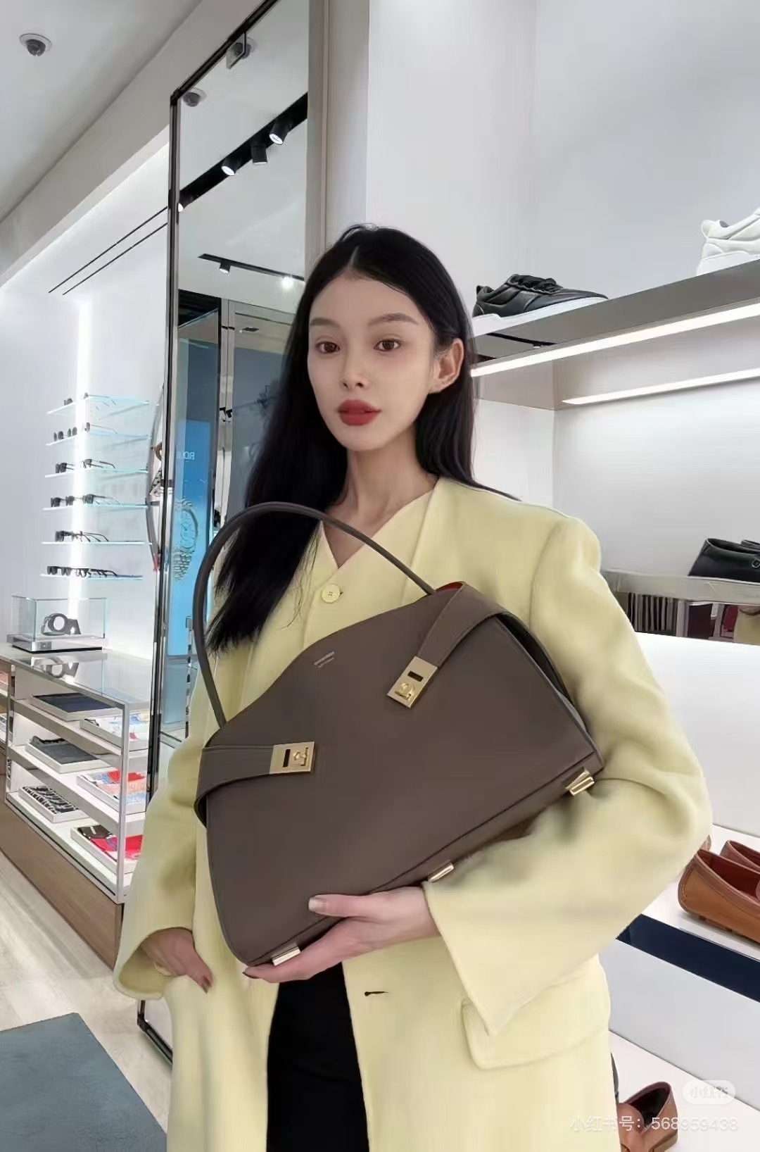 FERRAGAMO 페라가모 FW2023 Gancini 장식 중형 토트백 3