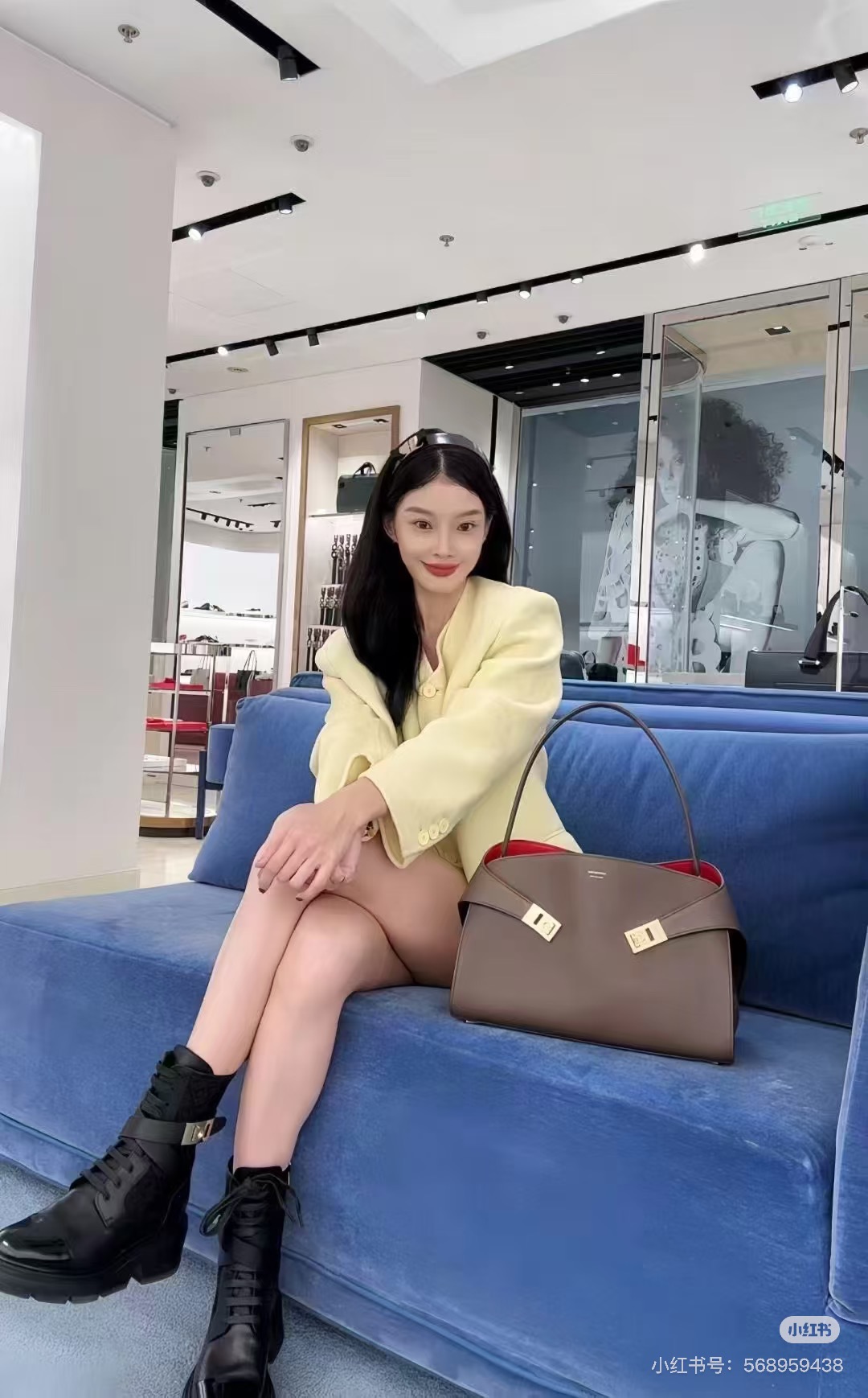 FERRAGAMO 페라가모 FW2023 Gancini 장식 중형 토트백 4