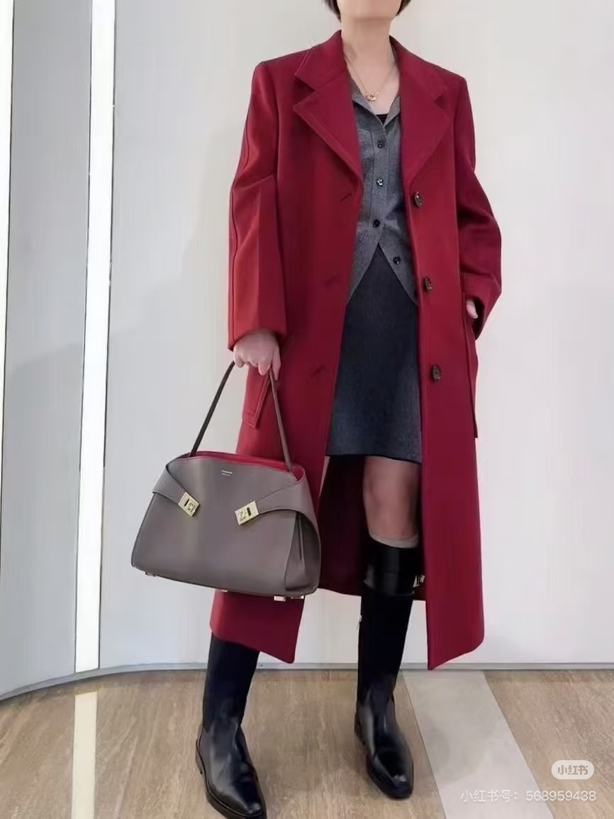 FERRAGAMO 페라가모 FW2023 Gancini 장식 중형 토트백 6