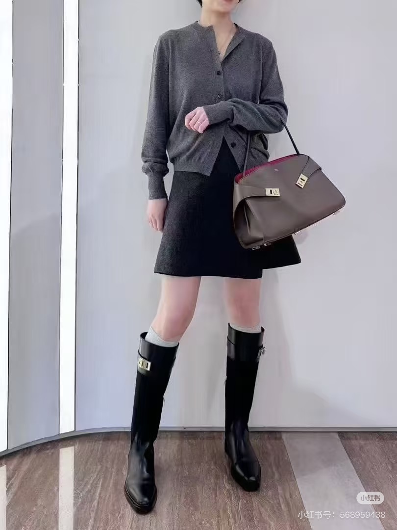 FERRAGAMO 페라가모 FW2023 Gancini 장식 중형 토트백 7