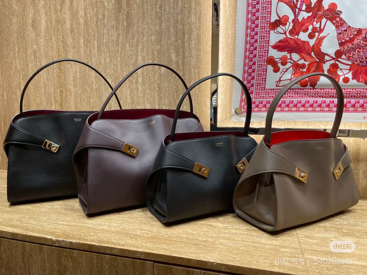 FERRAGAMO 페라가모 FW2023 Gancini 장식 중형 토트백 9