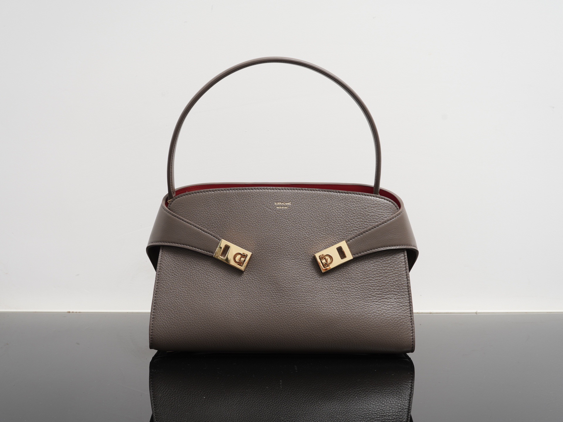 FERRAGAMO 페라가모 FW2023 Gancini 장식 중형 토트백 14