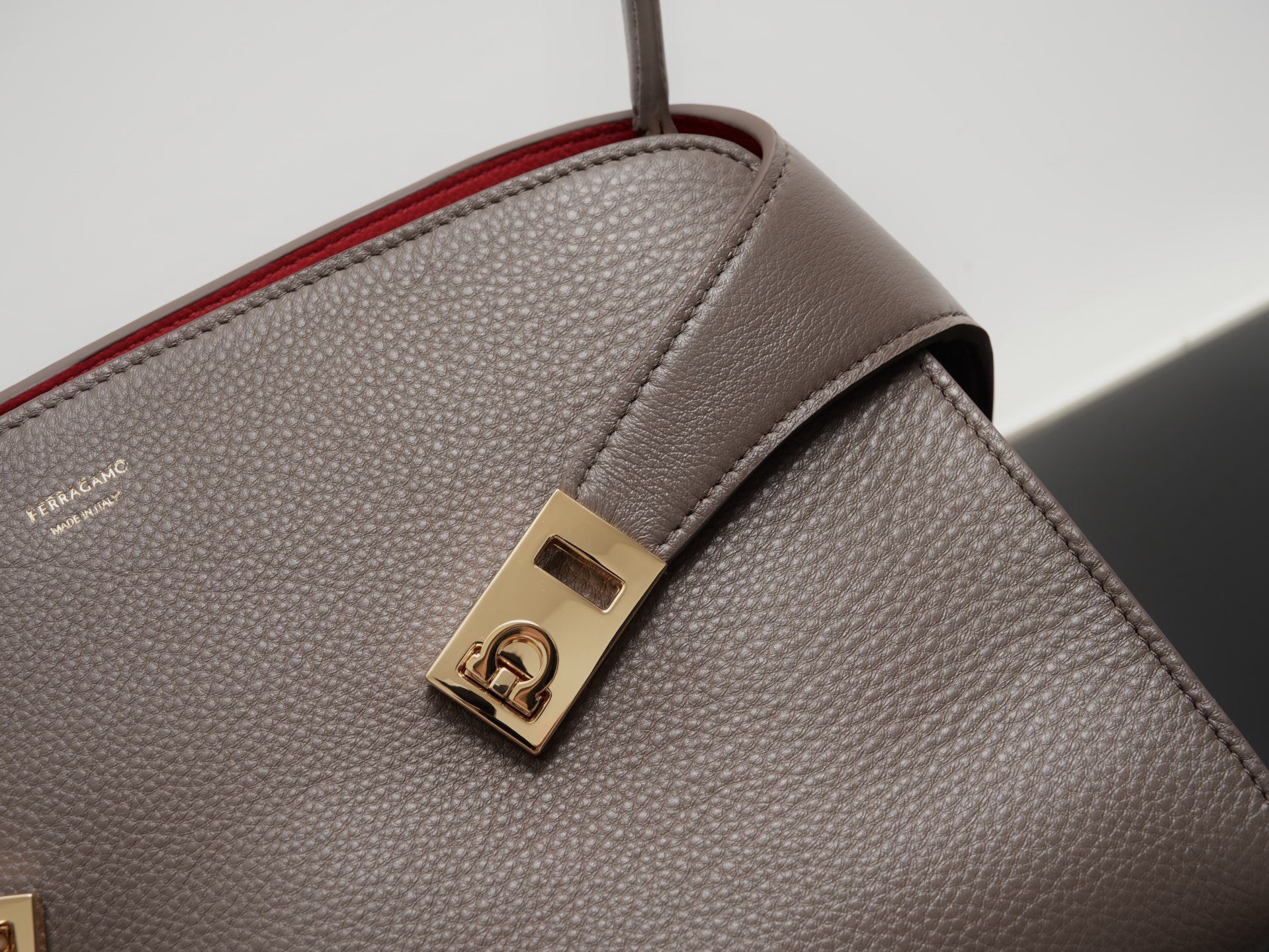 FERRAGAMO 페라가모 FW2023 Gancini 장식 중형 토트백 15