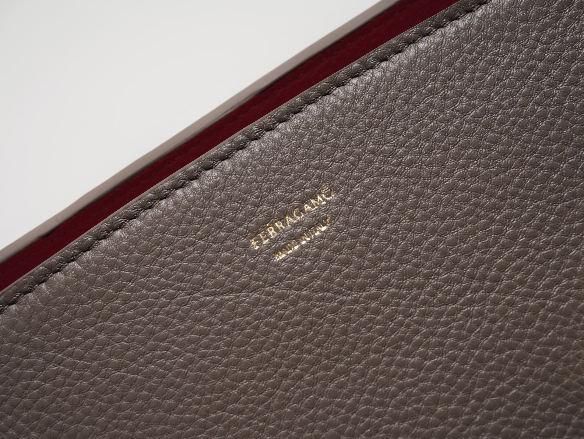 FERRAGAMO 페라가모 FW2023 Gancini 장식 중형 토트백 16