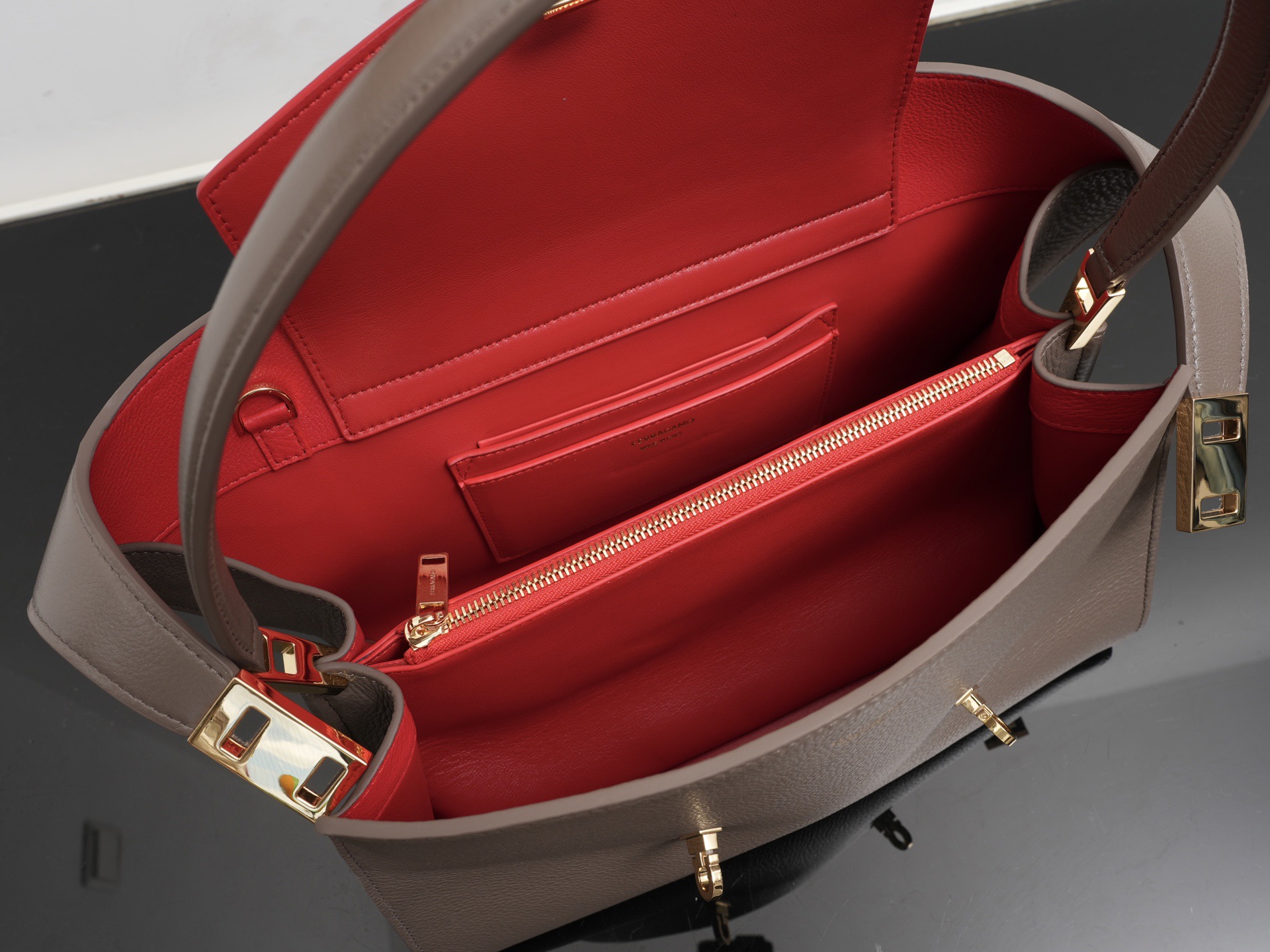 FERRAGAMO 페라가모 FW2023 Gancini 장식 중형 토트백 17