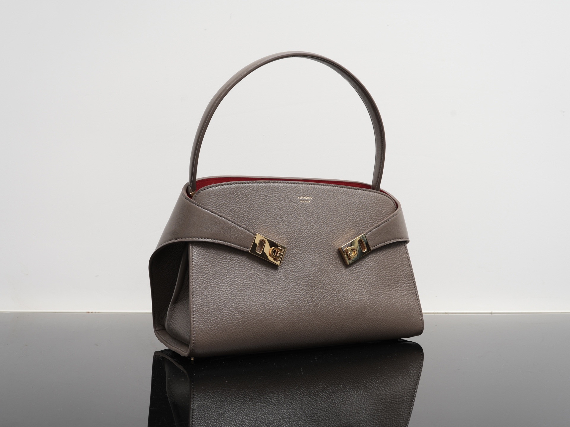 FERRAGAMO 페라가모 FW2023 Gancini 장식 중형 토트백 18