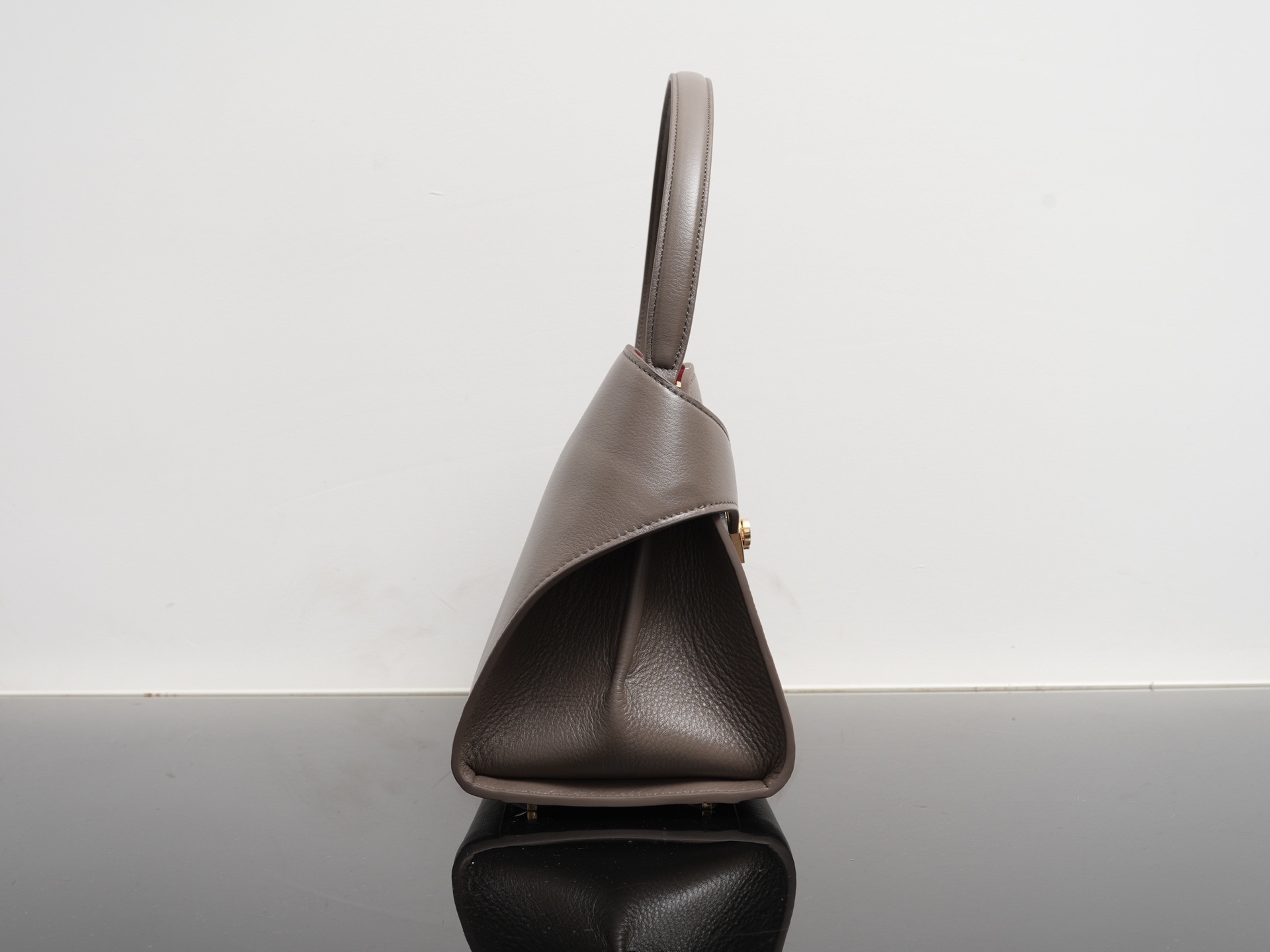 FERRAGAMO 페라가모 FW2023 Gancini 장식 중형 토트백 19