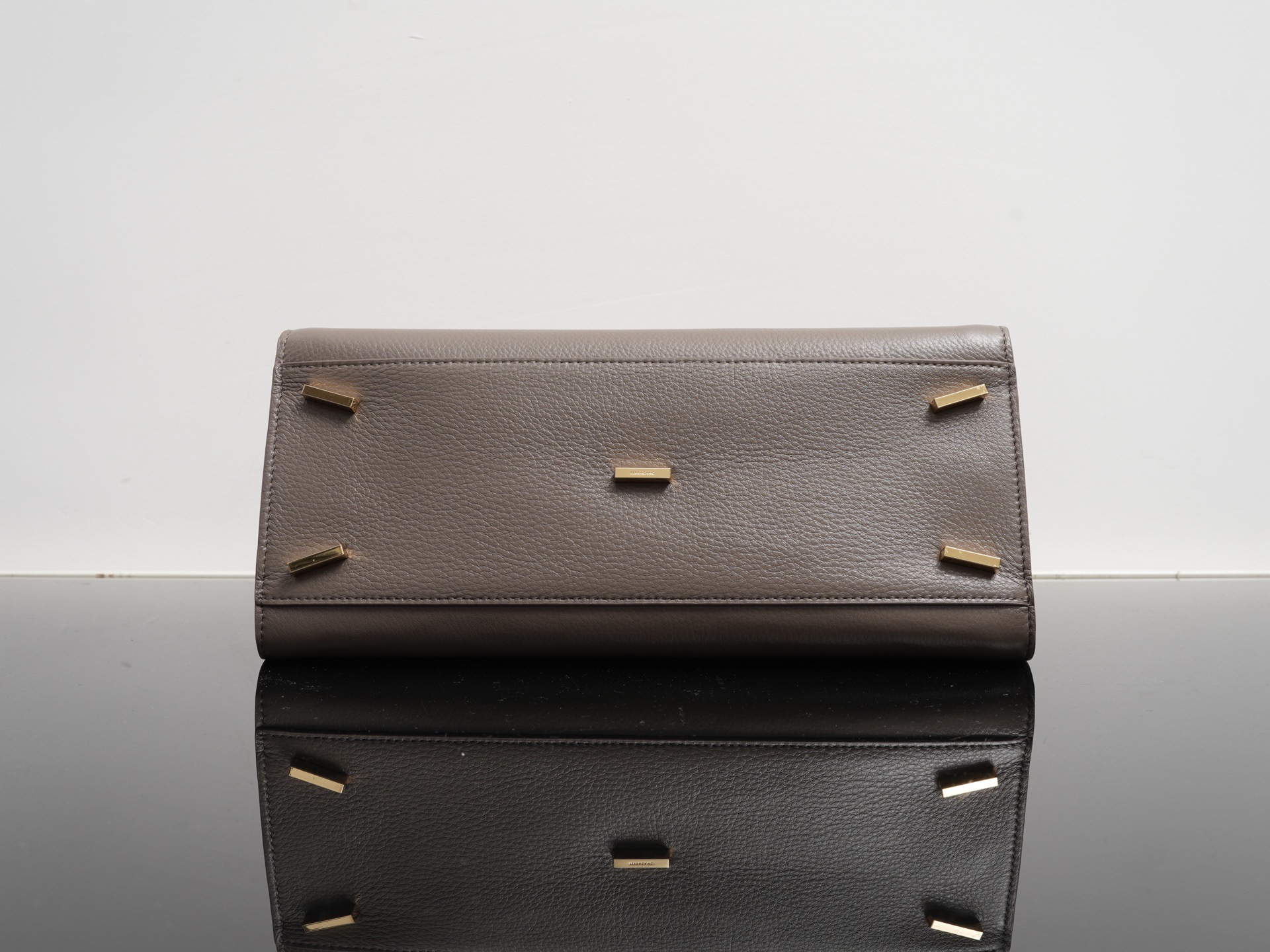 FERRAGAMO 페라가모 FW2023 Gancini 장식 중형 토트백 20