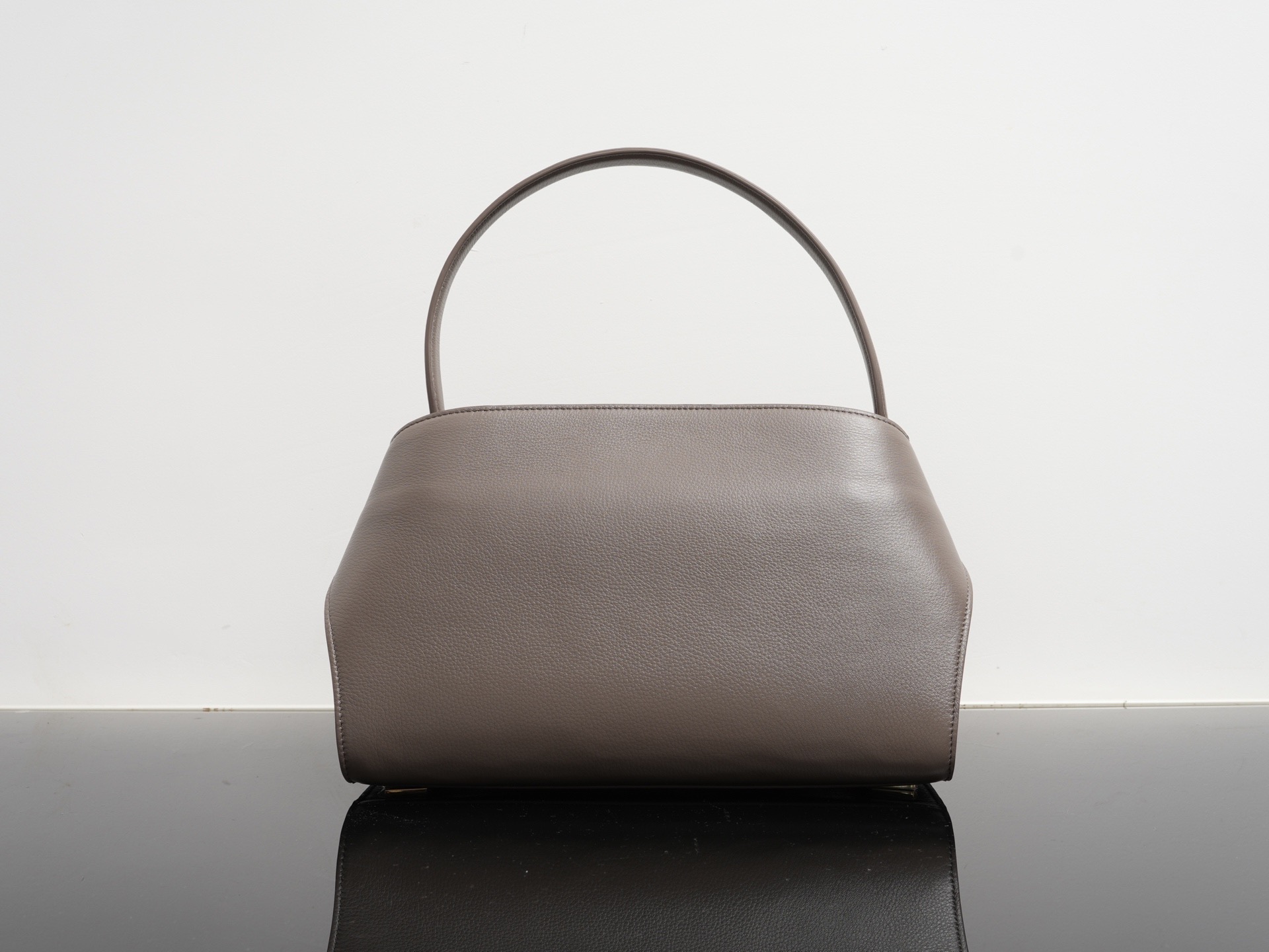 FERRAGAMO 페라가모 FW2023 Gancini 장식 중형 토트백 21