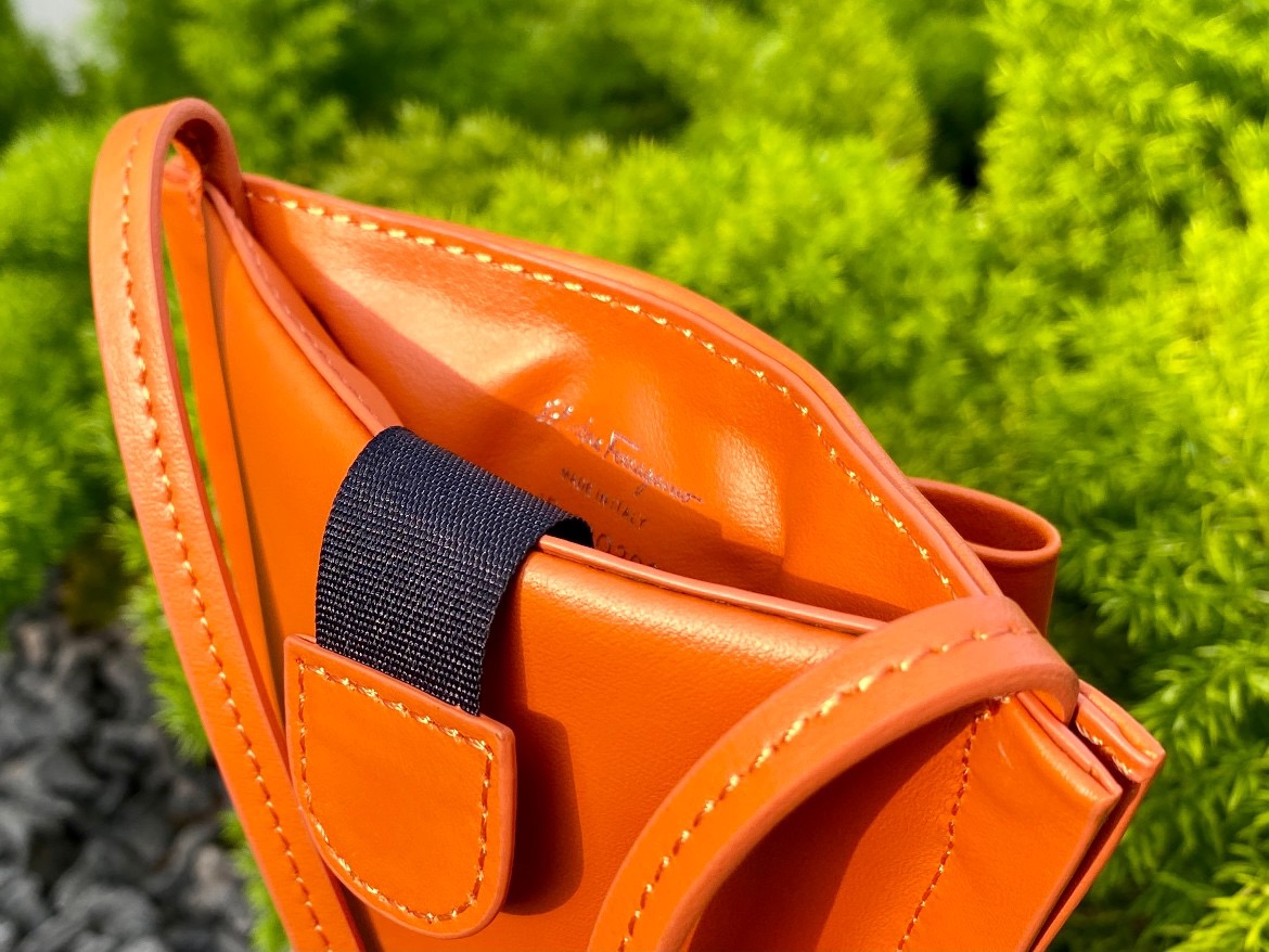 Ferragamo 살바토레 페라가모 FW2023 나비 매듭 핸드백 6