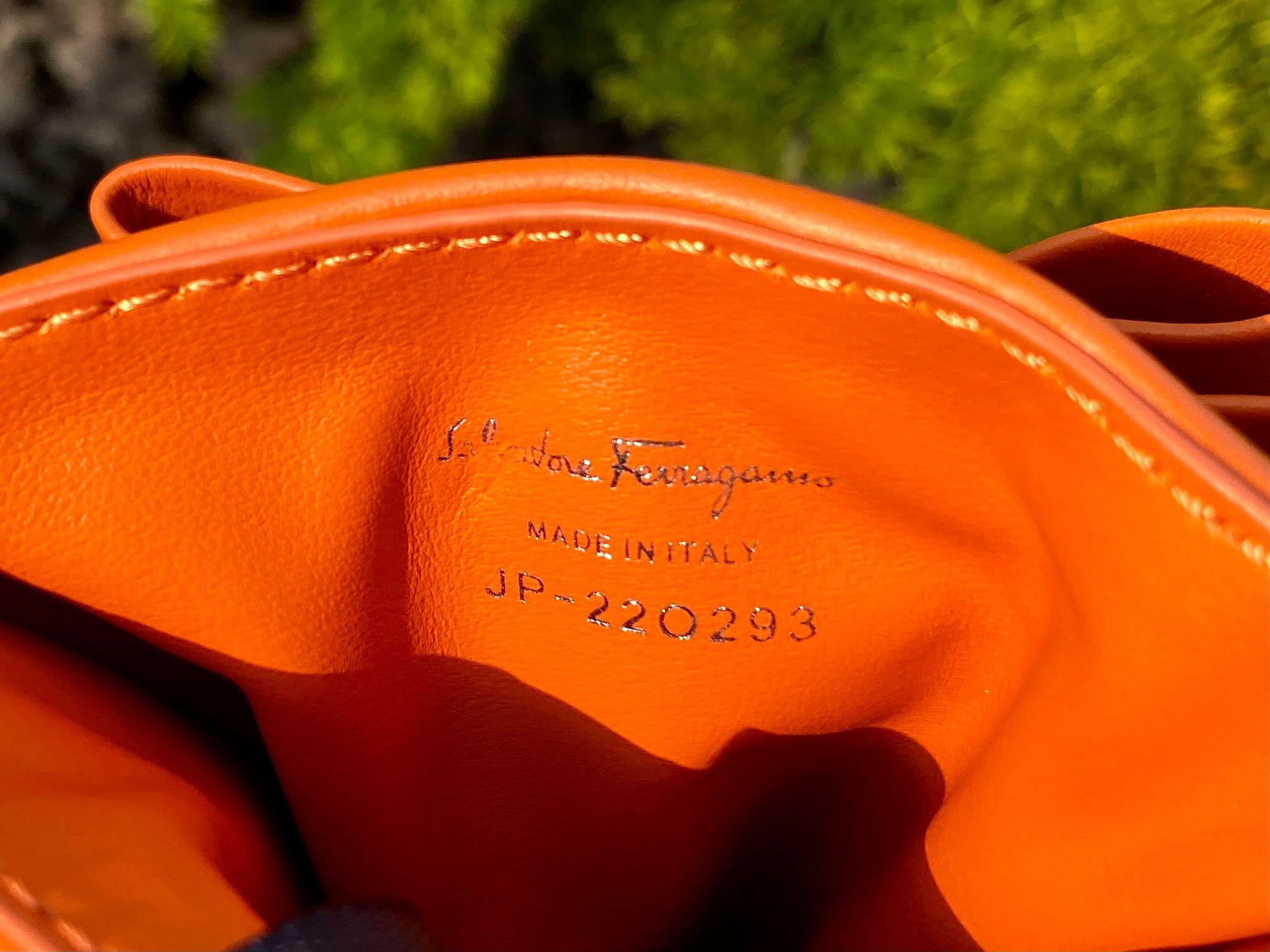 Ferragamo 살바토레 페라가모 FW2023 나비 매듭 핸드백 7