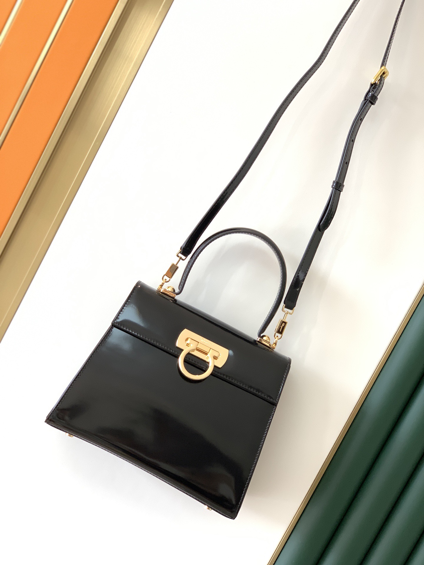 FERRAGAMO 살바토레 페라가모 FW2023 빈티지 스타일 가죽 핸드백 1