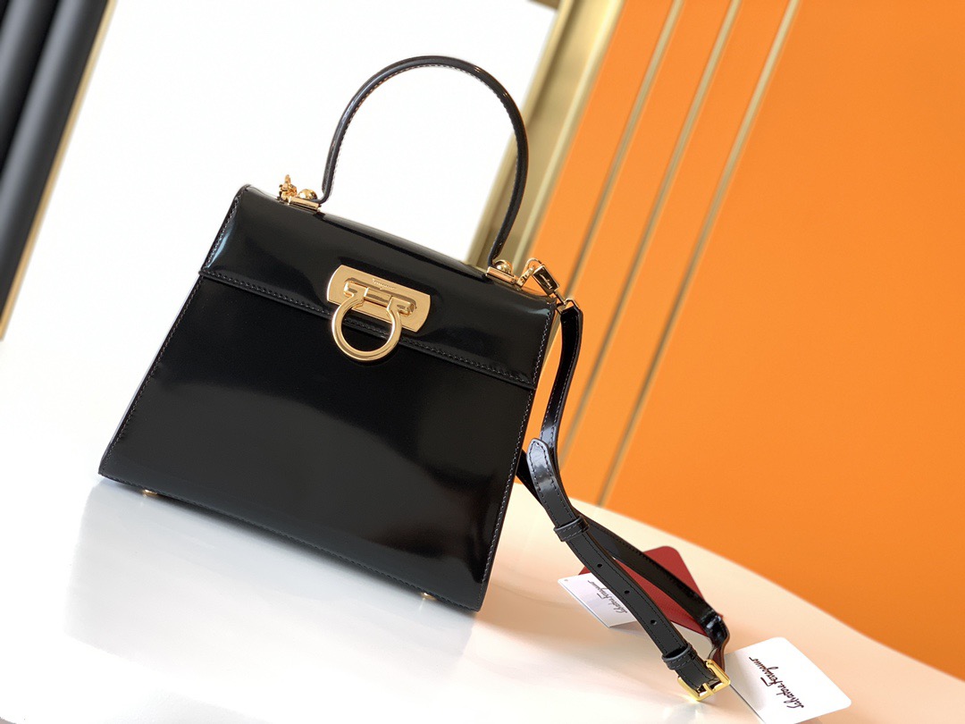 FERRAGAMO 살바토레 페라가모 FW2023 빈티지 스타일 가죽 핸드백 2