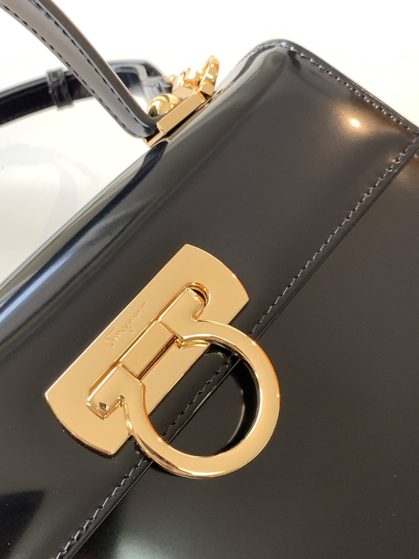 FERRAGAMO 살바토레 페라가모 FW2023 빈티지 스타일 가죽 핸드백 3