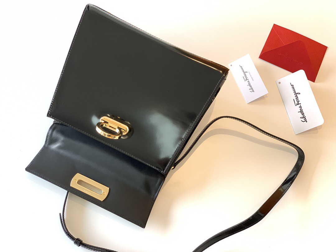 FERRAGAMO 살바토레 페라가모 FW2023 빈티지 스타일 가죽 핸드백 4