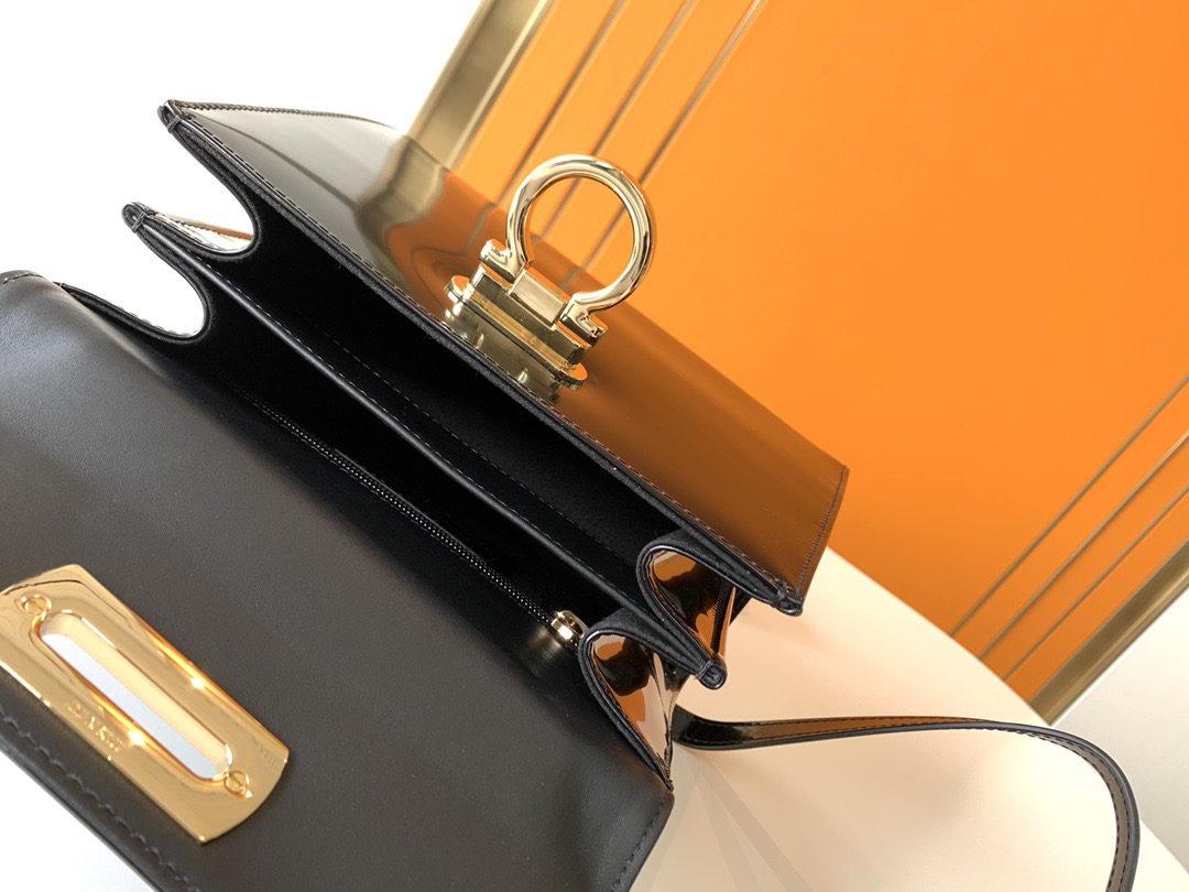 FERRAGAMO 살바토레 페라가모 FW2023 빈티지 스타일 가죽 핸드백 5