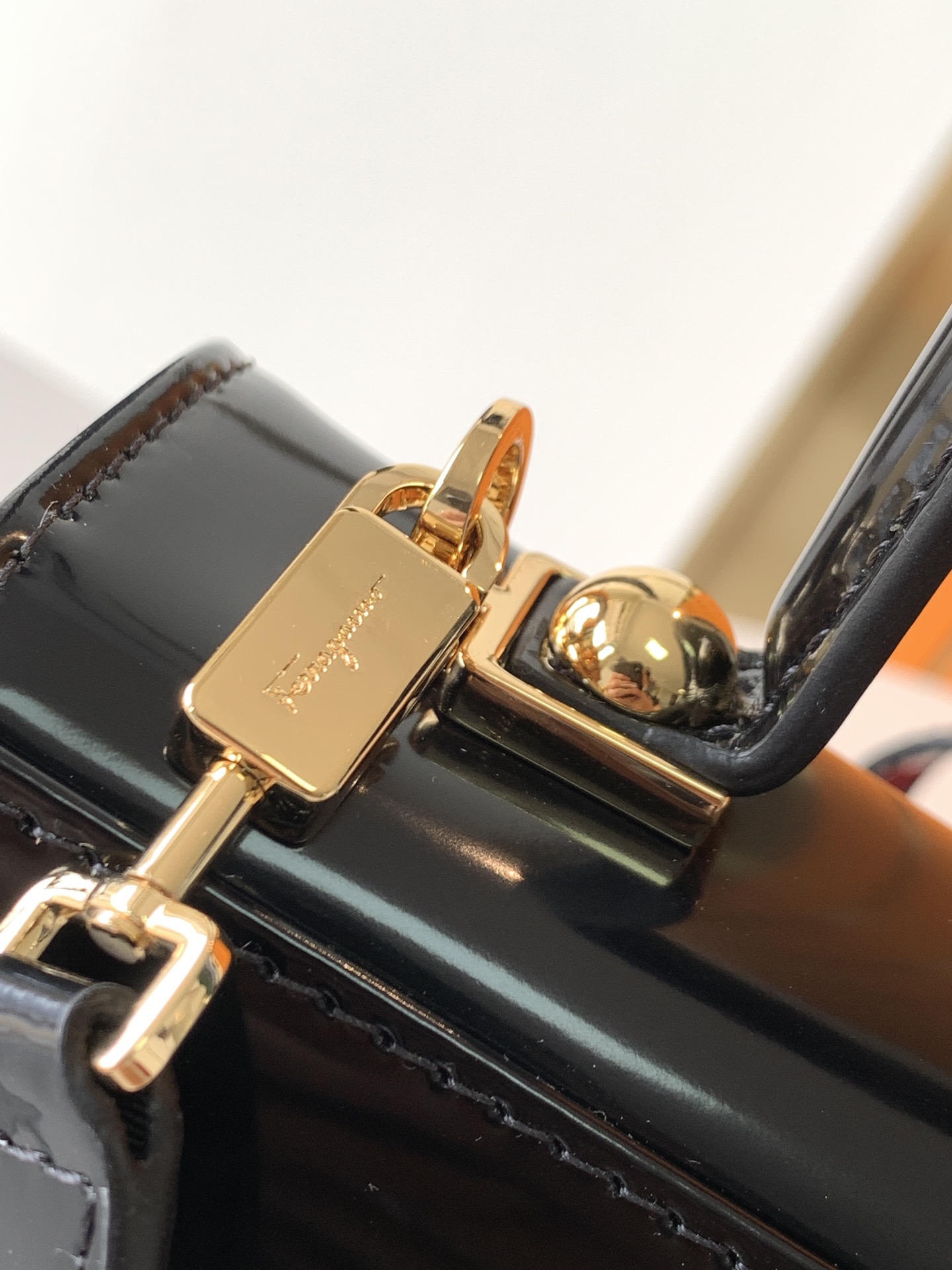 FERRAGAMO 살바토레 페라가모 FW2023 빈티지 스타일 가죽 핸드백 7