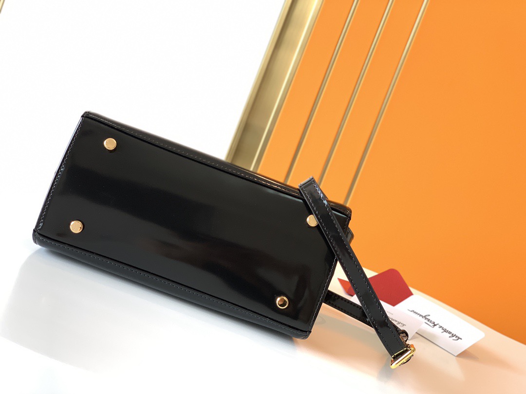 FERRAGAMO 살바토레 페라가모 FW2023 빈티지 스타일 가죽 핸드백 8