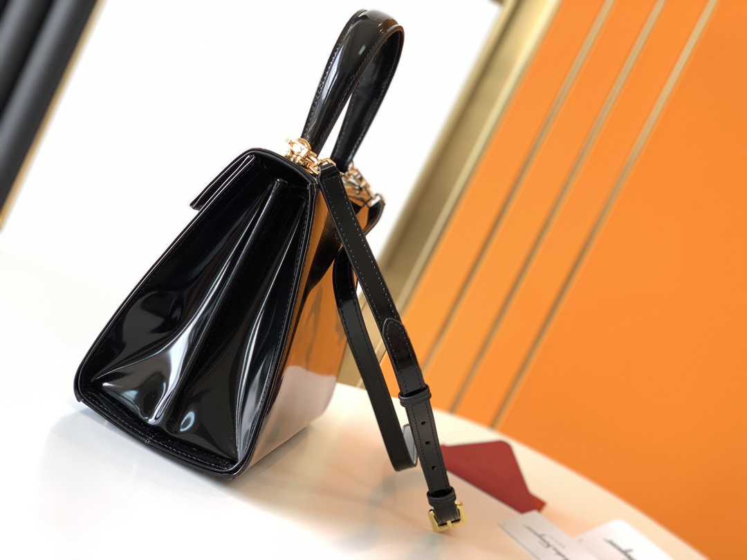 FERRAGAMO 살바토레 페라가모 FW2023 빈티지 스타일 가죽 핸드백 9