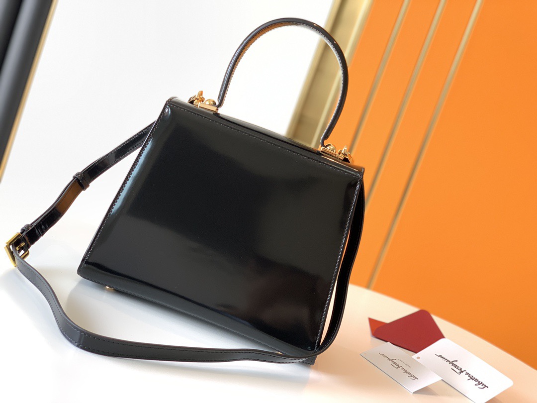 FERRAGAMO 살바토레 페라가모 FW2023 빈티지 스타일 가죽 핸드백 10