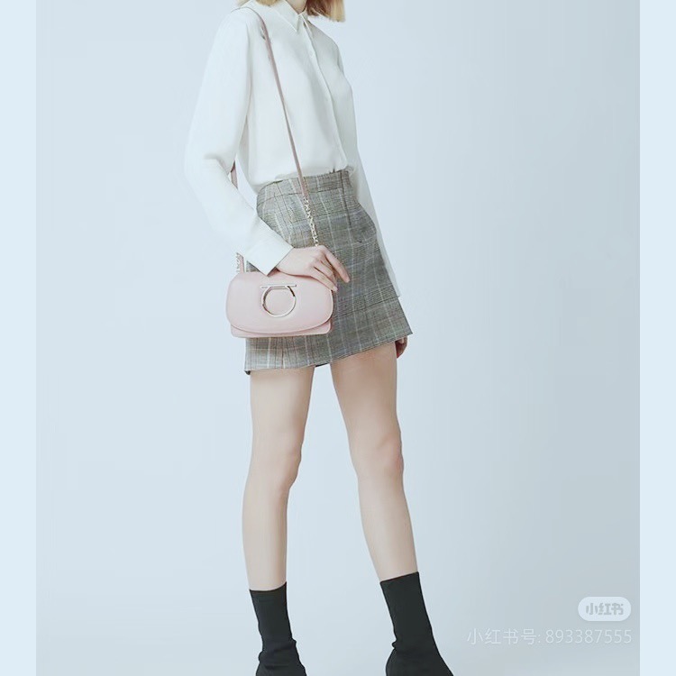 Ferragamo 살바토레 페라가모 FW2023 Gancini 장식 가죽 숄더백 1