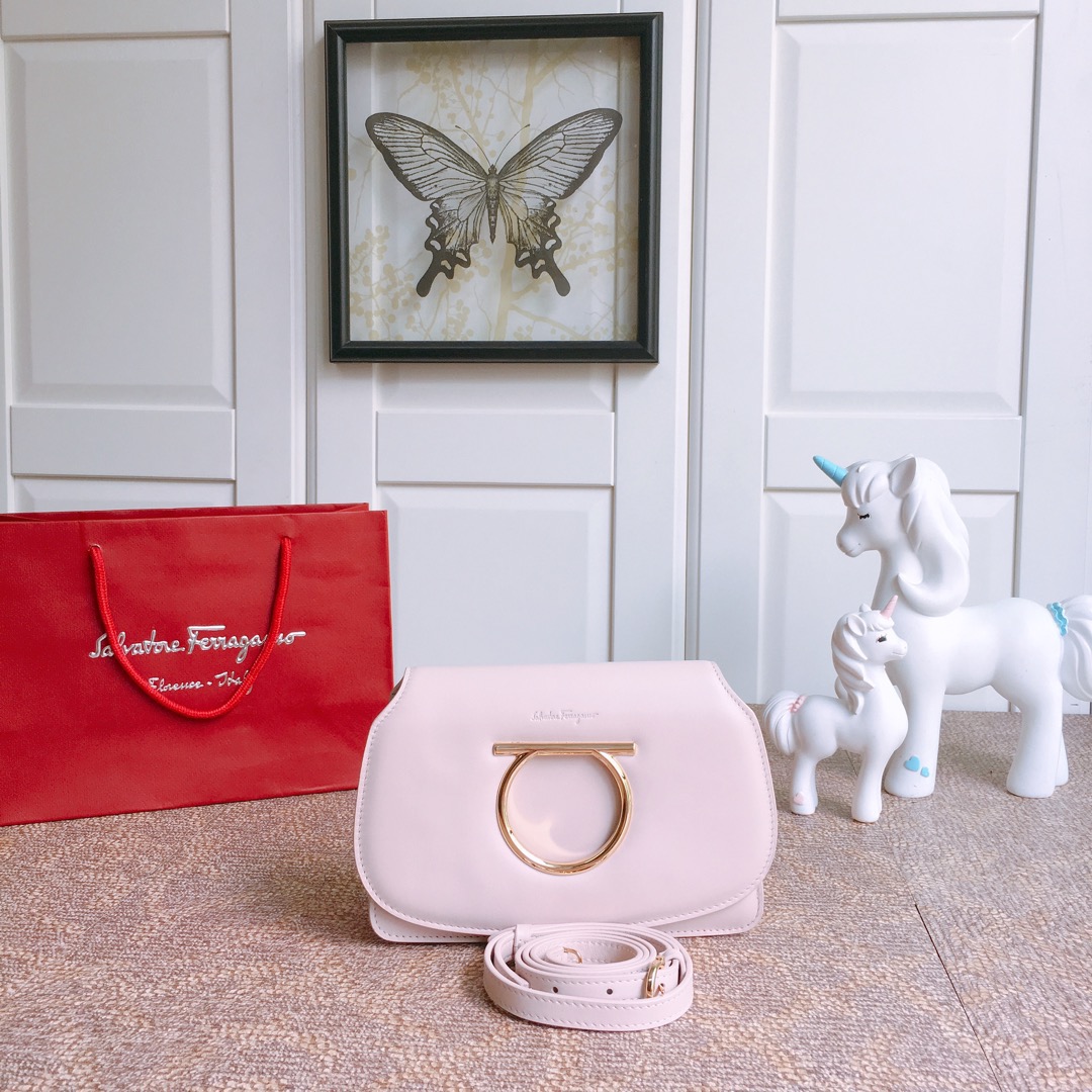 Ferragamo 살바토레 페라가모 FW2023 Gancini 장식 가죽 숄더백 2