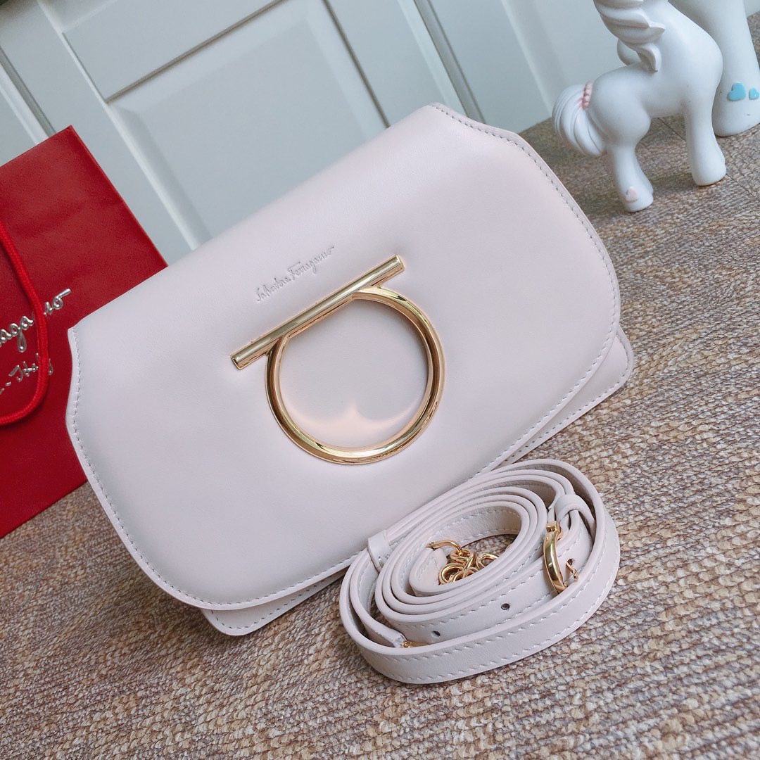 Ferragamo 살바토레 페라가모 FW2023 Gancini 장식 가죽 숄더백 3