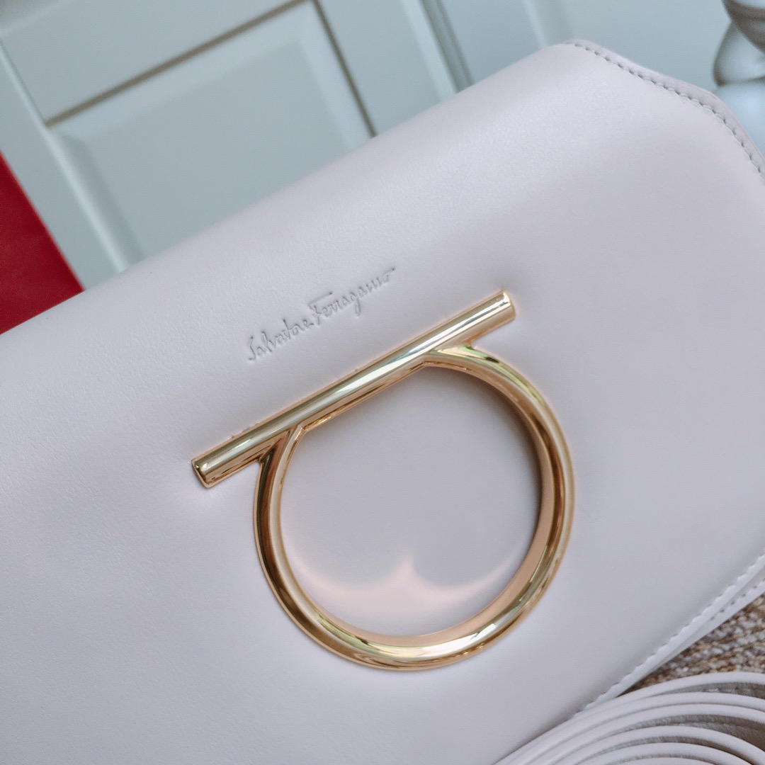 Ferragamo 살바토레 페라가모 FW2023 Gancini 장식 가죽 숄더백 4