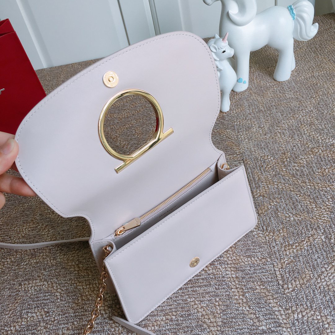 Ferragamo 살바토레 페라가모 FW2023 Gancini 장식 가죽 숄더백 5