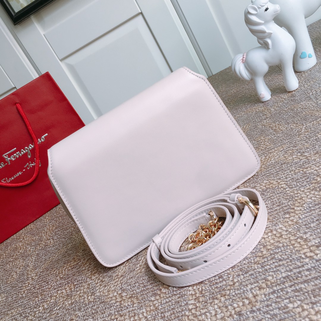 Ferragamo 살바토레 페라가모 FW2023 Gancini 장식 가죽 숄더백 8