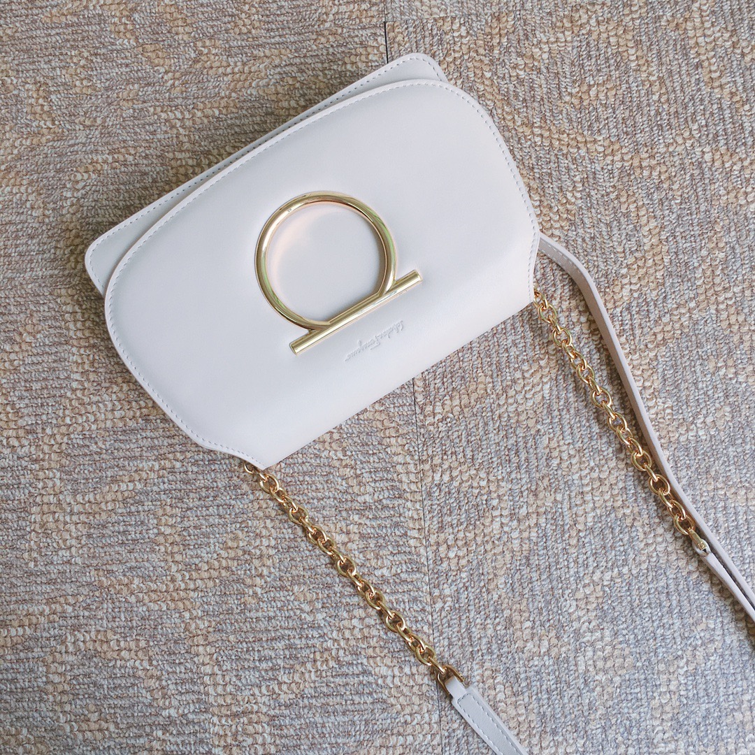 Ferragamo 살바토레 페라가모 FW2023 Gancini 장식 가죽 숄더백 9