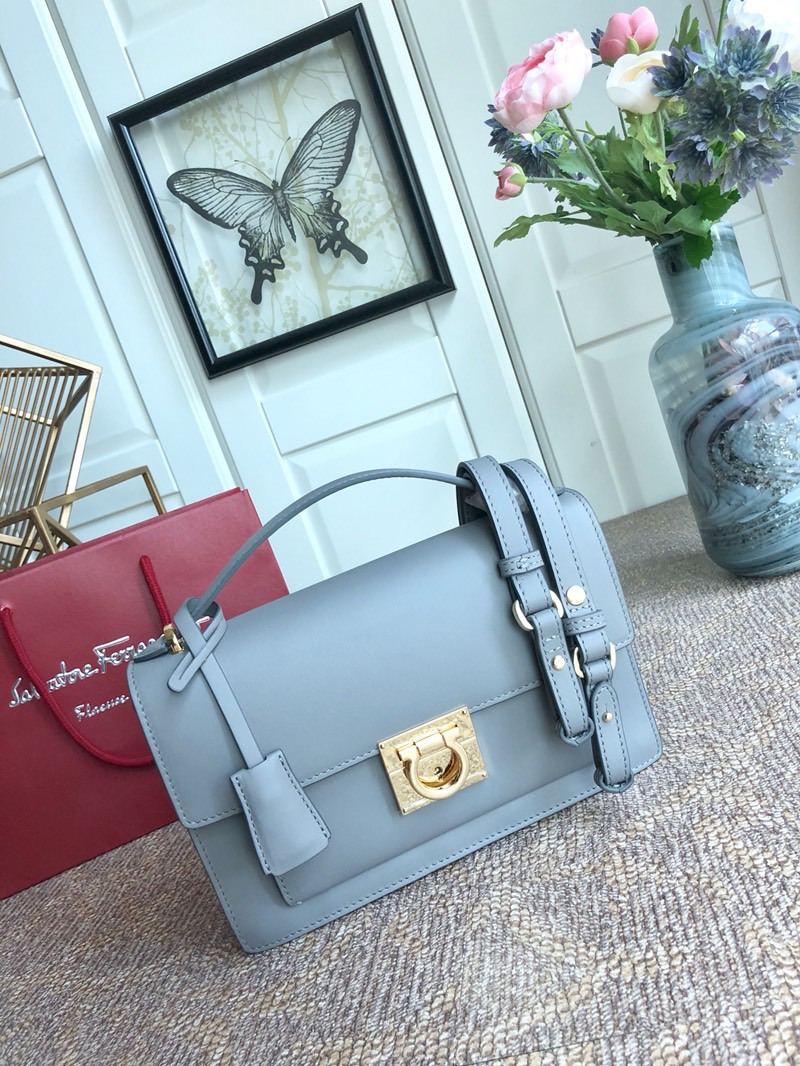 FERRAGAMO 살바토레 페라가모 FW2023 금색 Gancio 잠금장치 가죽 숄더백 3