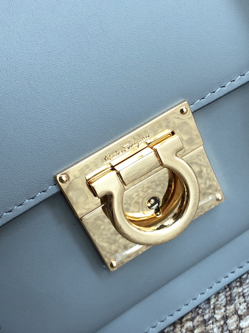 FERRAGAMO 살바토레 페라가모 FW2023 금색 Gancio 잠금장치 가죽 숄더백 4