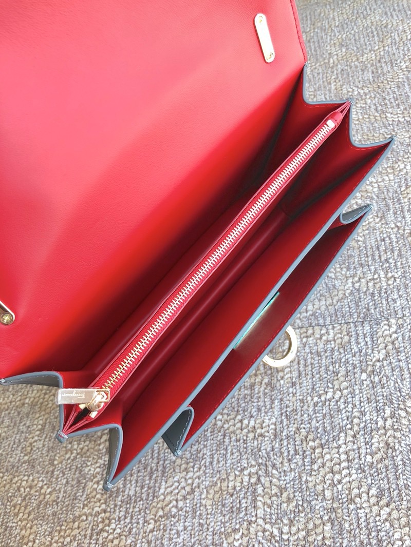 FERRAGAMO 살바토레 페라가모 FW2023 금색 Gancio 잠금장치 가죽 숄더백 6