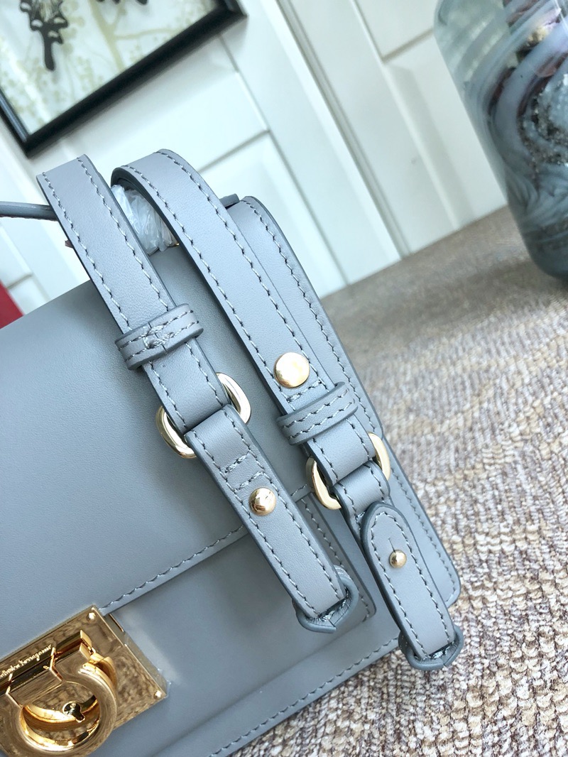 FERRAGAMO 살바토레 페라가모 FW2023 금색 Gancio 잠금장치 가죽 숄더백 7