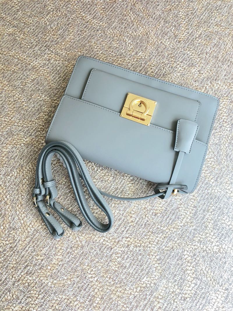 FERRAGAMO 살바토레 페라가모 FW2023 금색 Gancio 잠금장치 가죽 숄더백 10